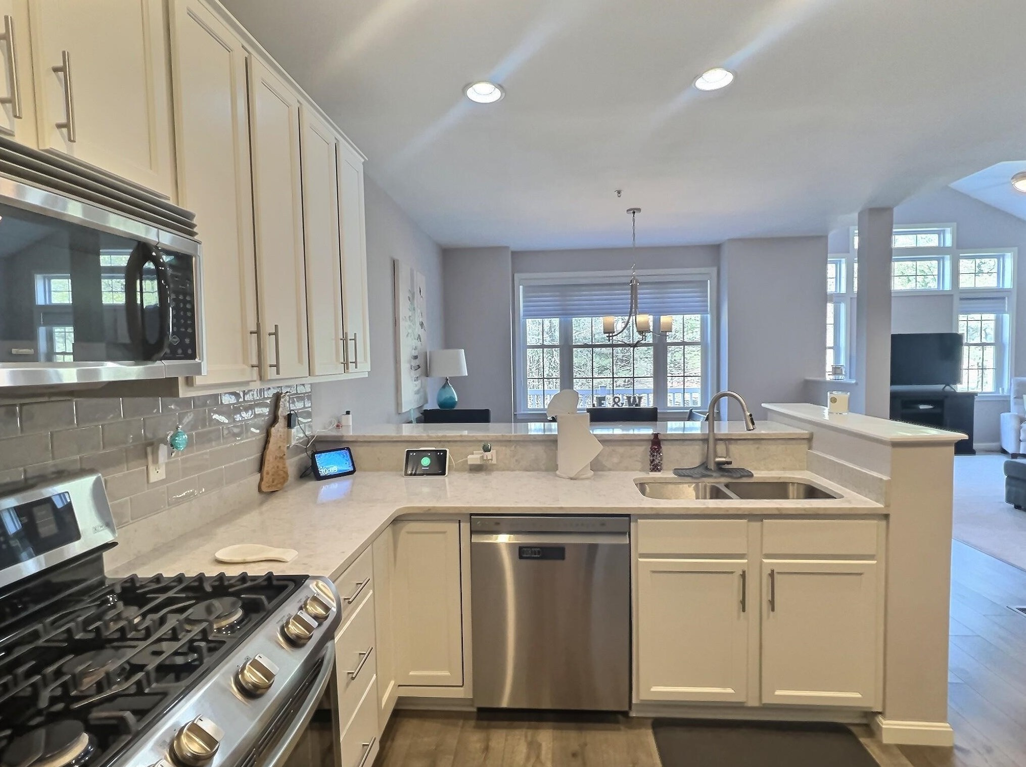 32 Jonathan Cir, Merrimack NH  03054-4899 exterior