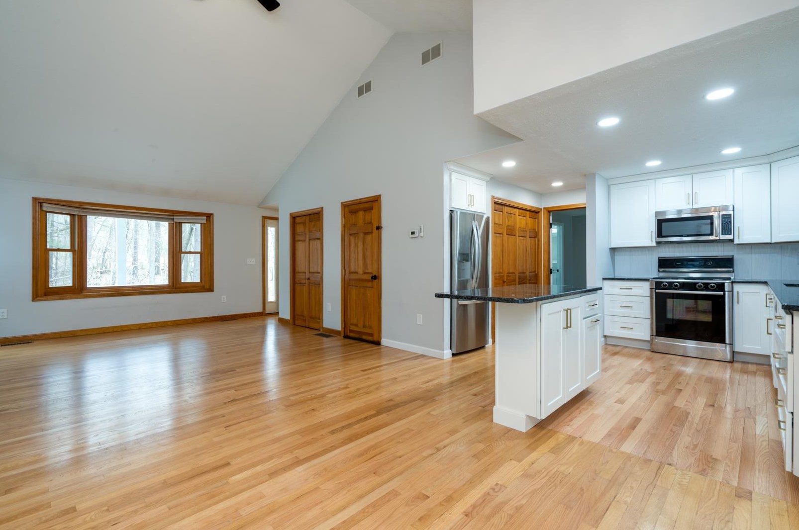 23 Nathaniel Dr, Hudson NH  03051-5075 exterior