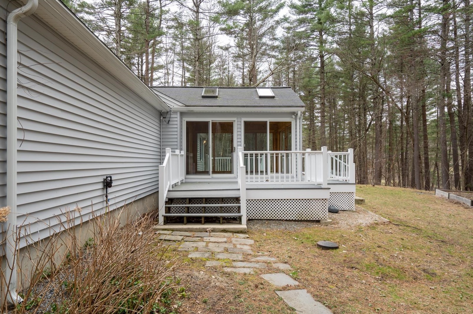 23 Nathaniel Dr, Hudson NH  03051-5075 exterior