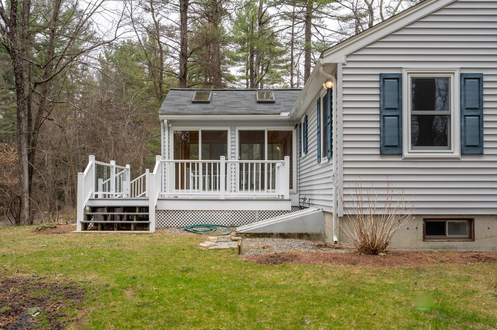23 Nathaniel Dr, Hudson NH  03051-5075 exterior