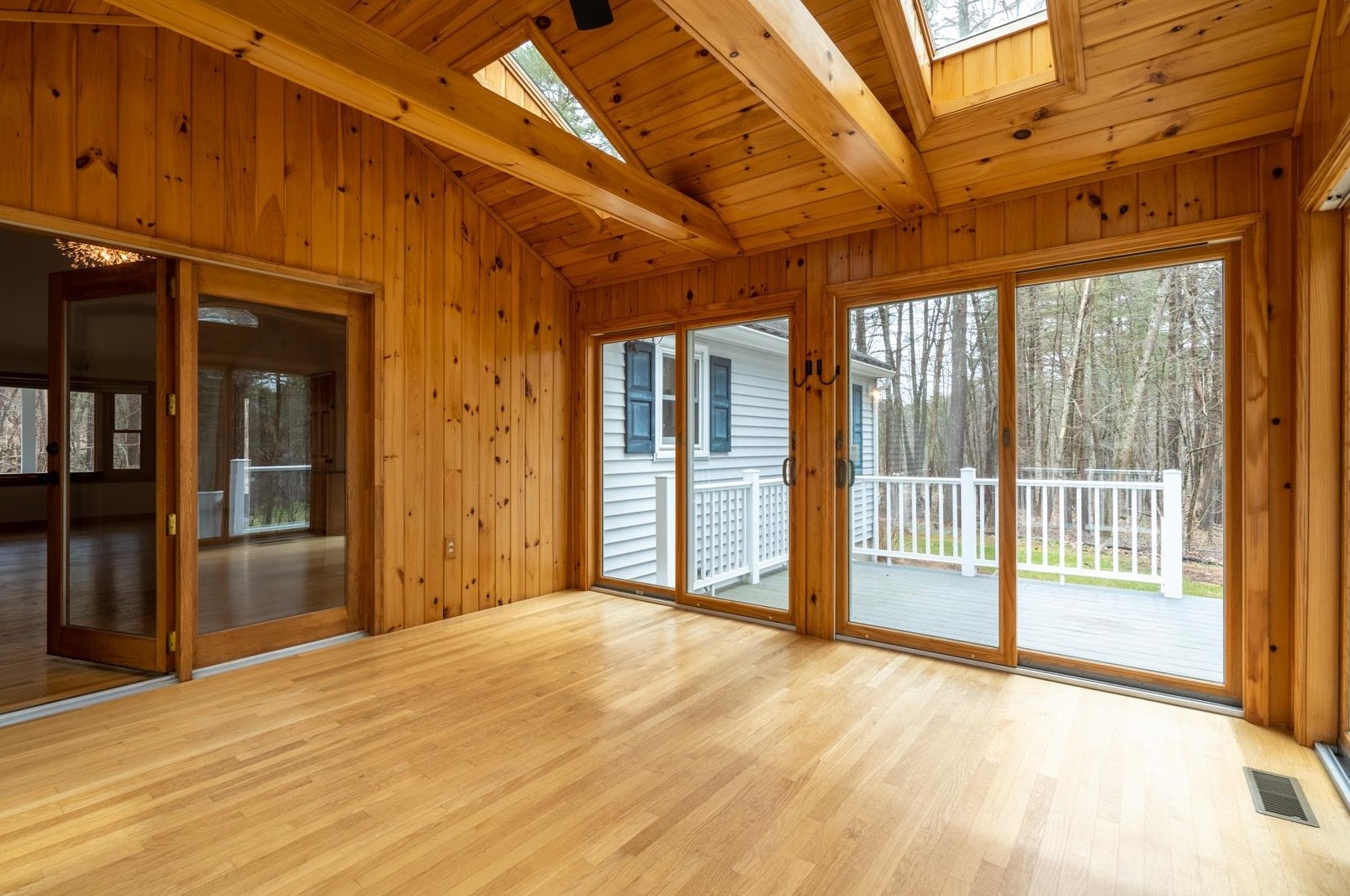 23 Nathaniel Dr, Hudson NH  03051-5075 exterior