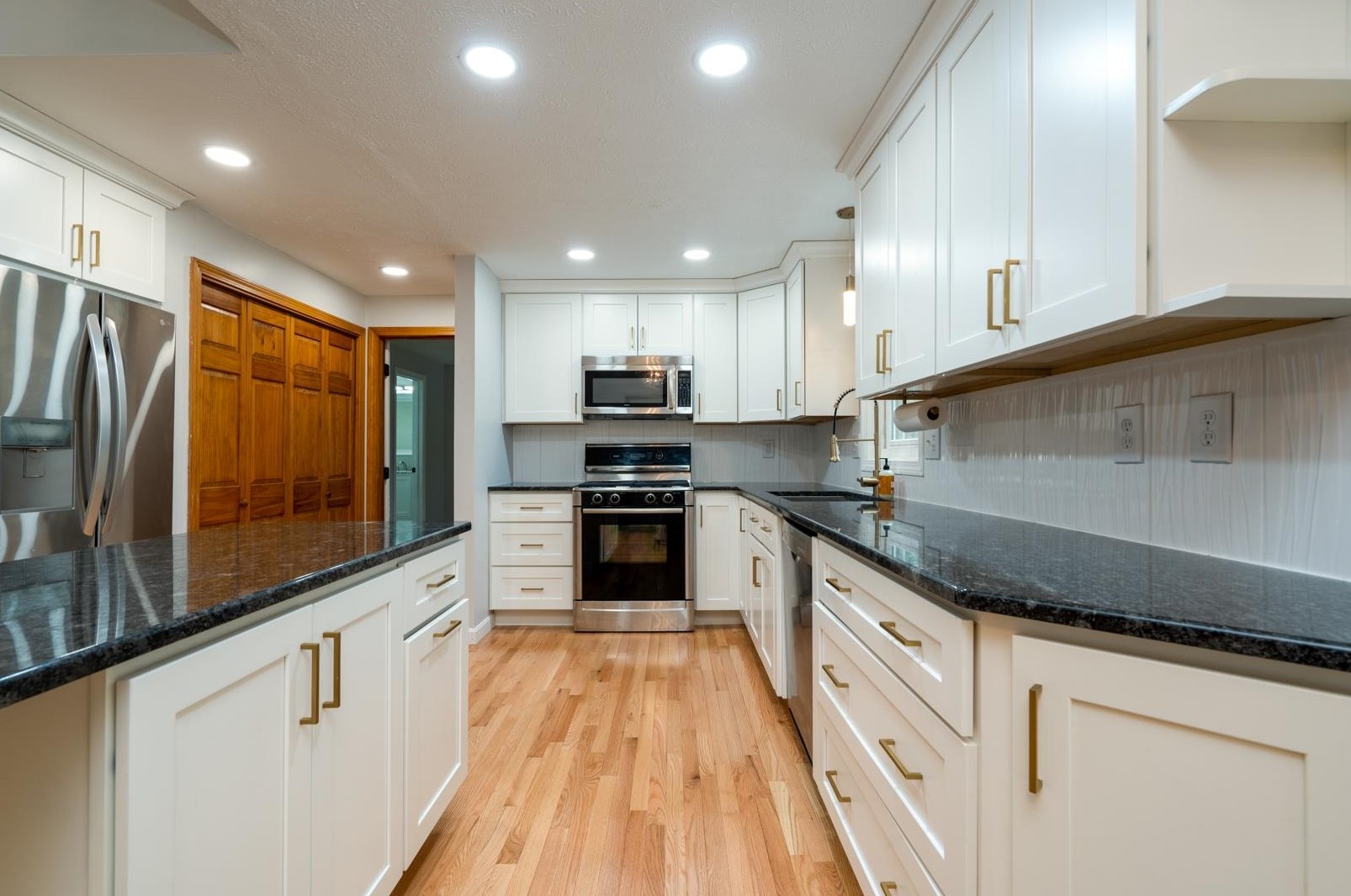 23 Nathaniel Dr, Hudson NH  03051-5075 exterior