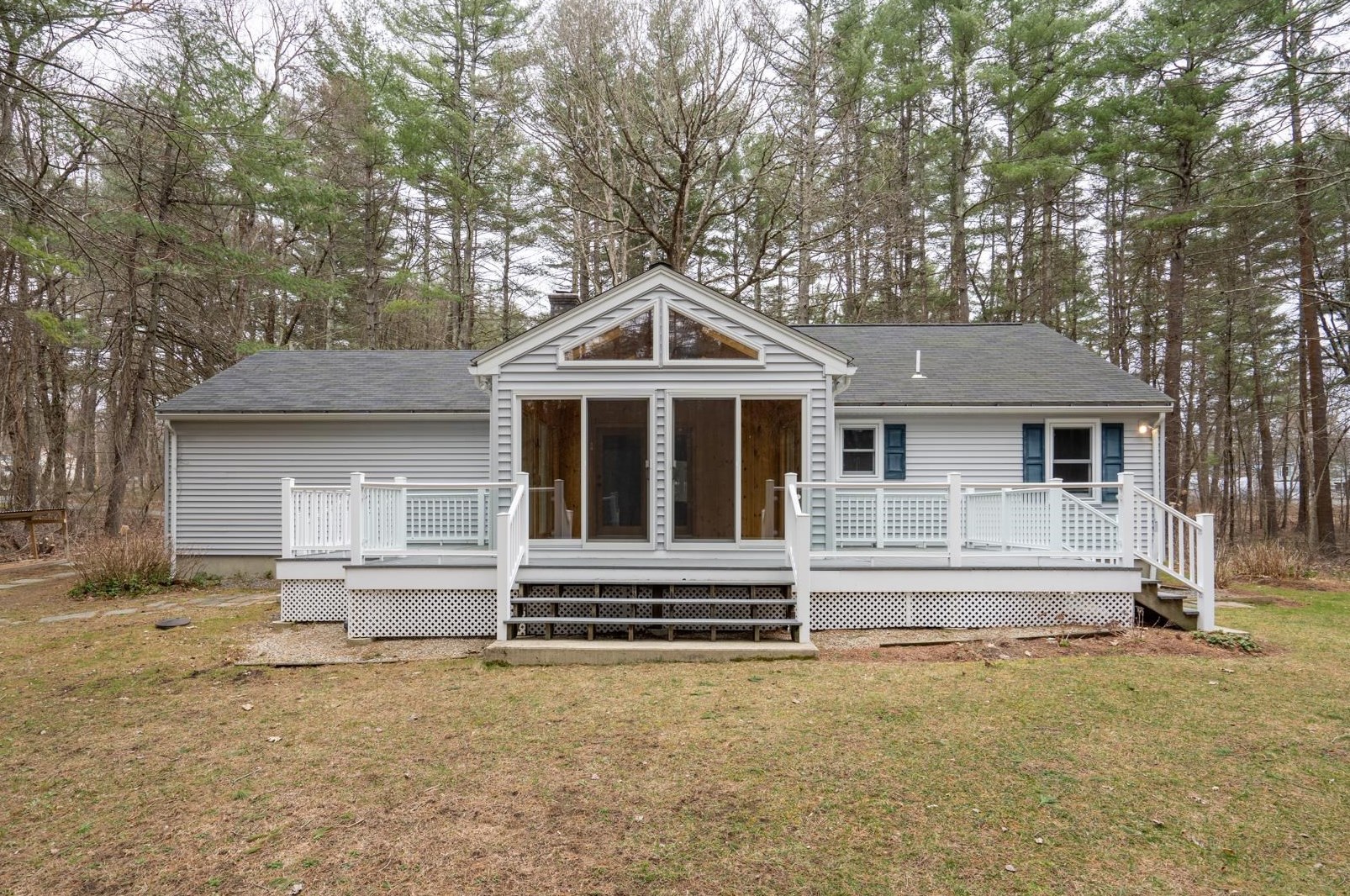 23 Nathaniel Dr, Hudson NH  03051-5075 exterior