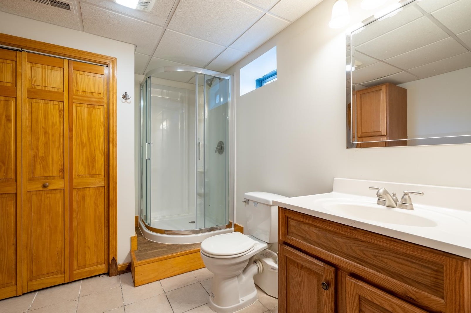 23 Nathaniel Dr, Hudson NH  03051-5075 exterior