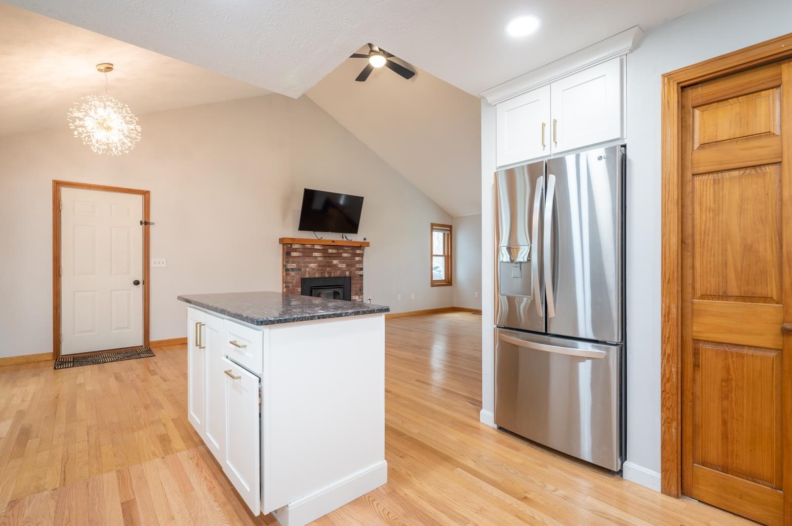 23 Nathaniel Dr, Hudson NH  03051-5075 exterior