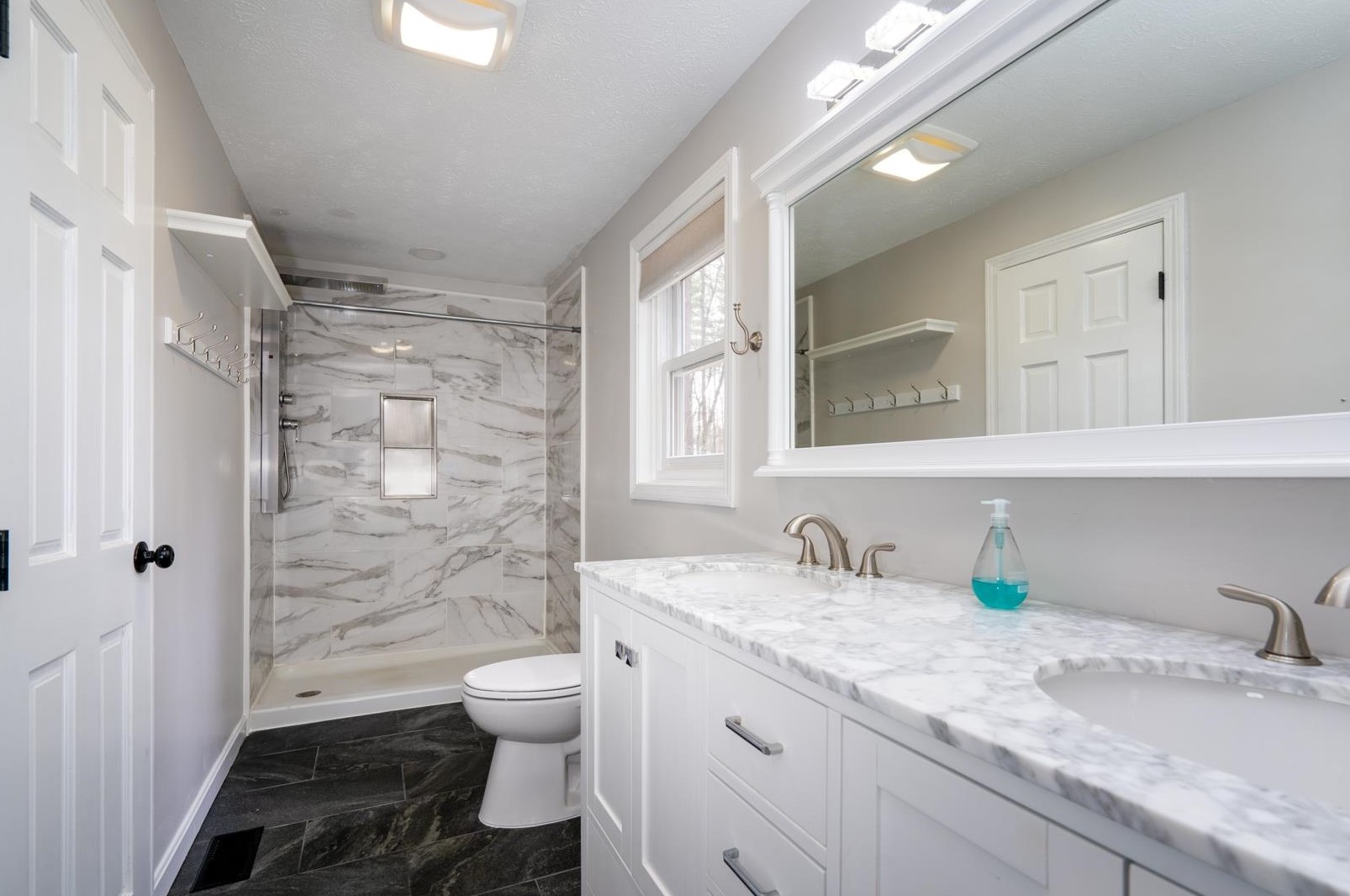 23 Nathaniel Dr, Hudson NH  03051-5075 exterior
