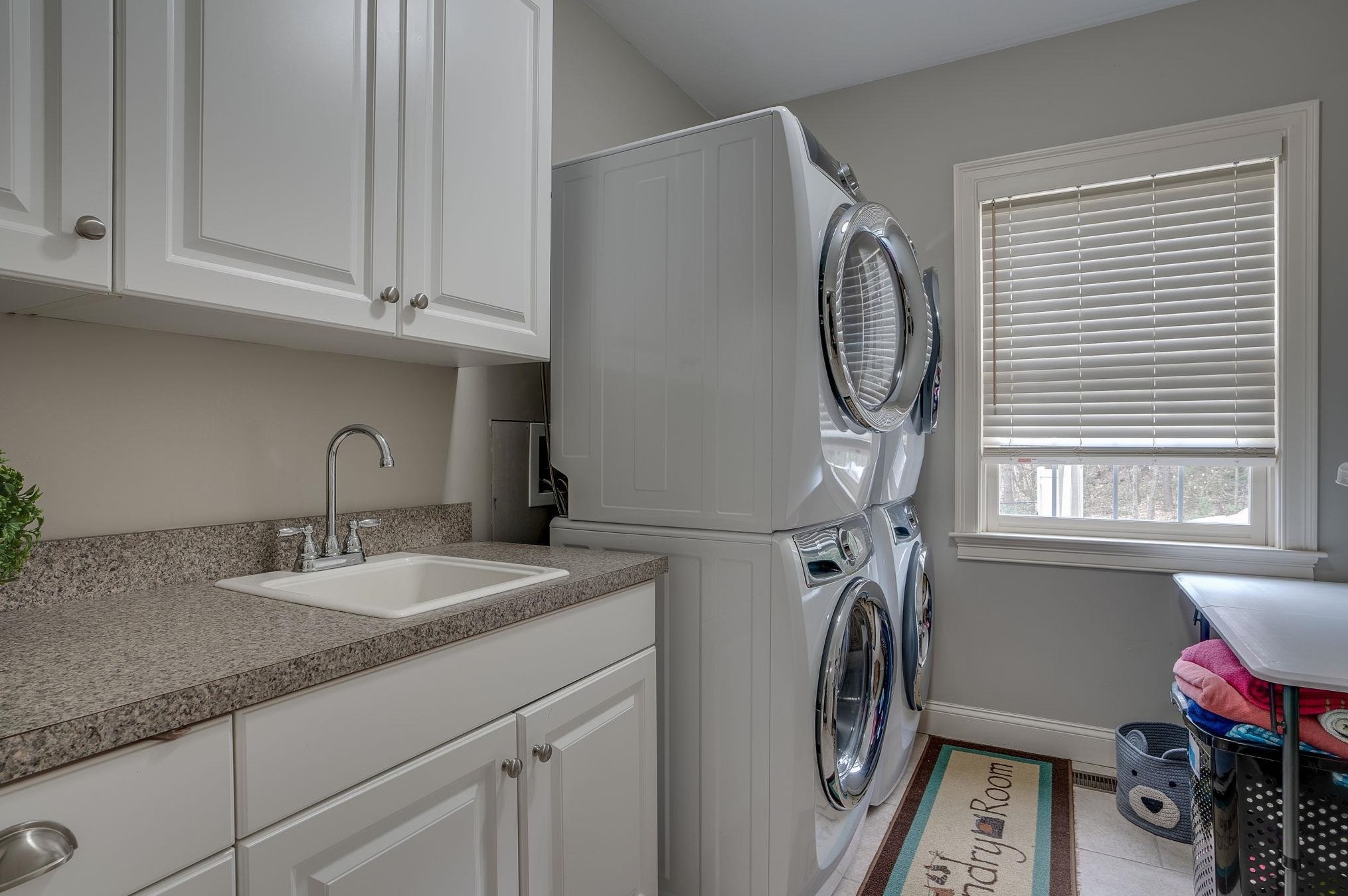 78 Rolling Woods Dr, Manchester NH  03110-4540 exterior