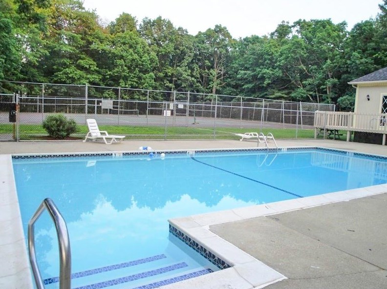 8 Burberry Ct, Merrimack NH exterior