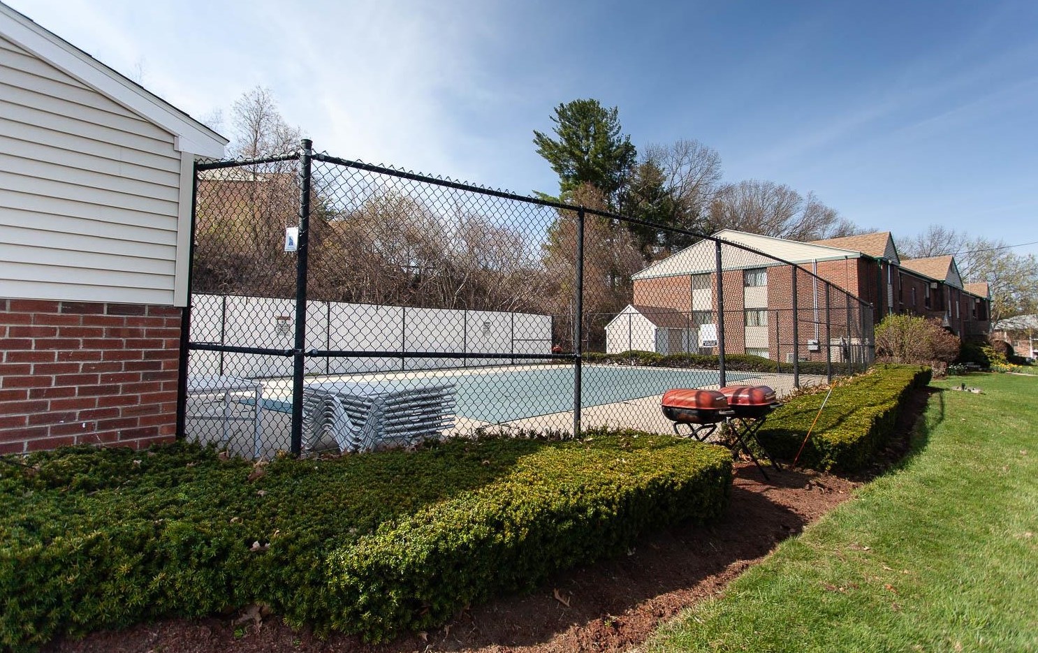 111 English Village Rd, Manchester NH  03102-2476 exterior