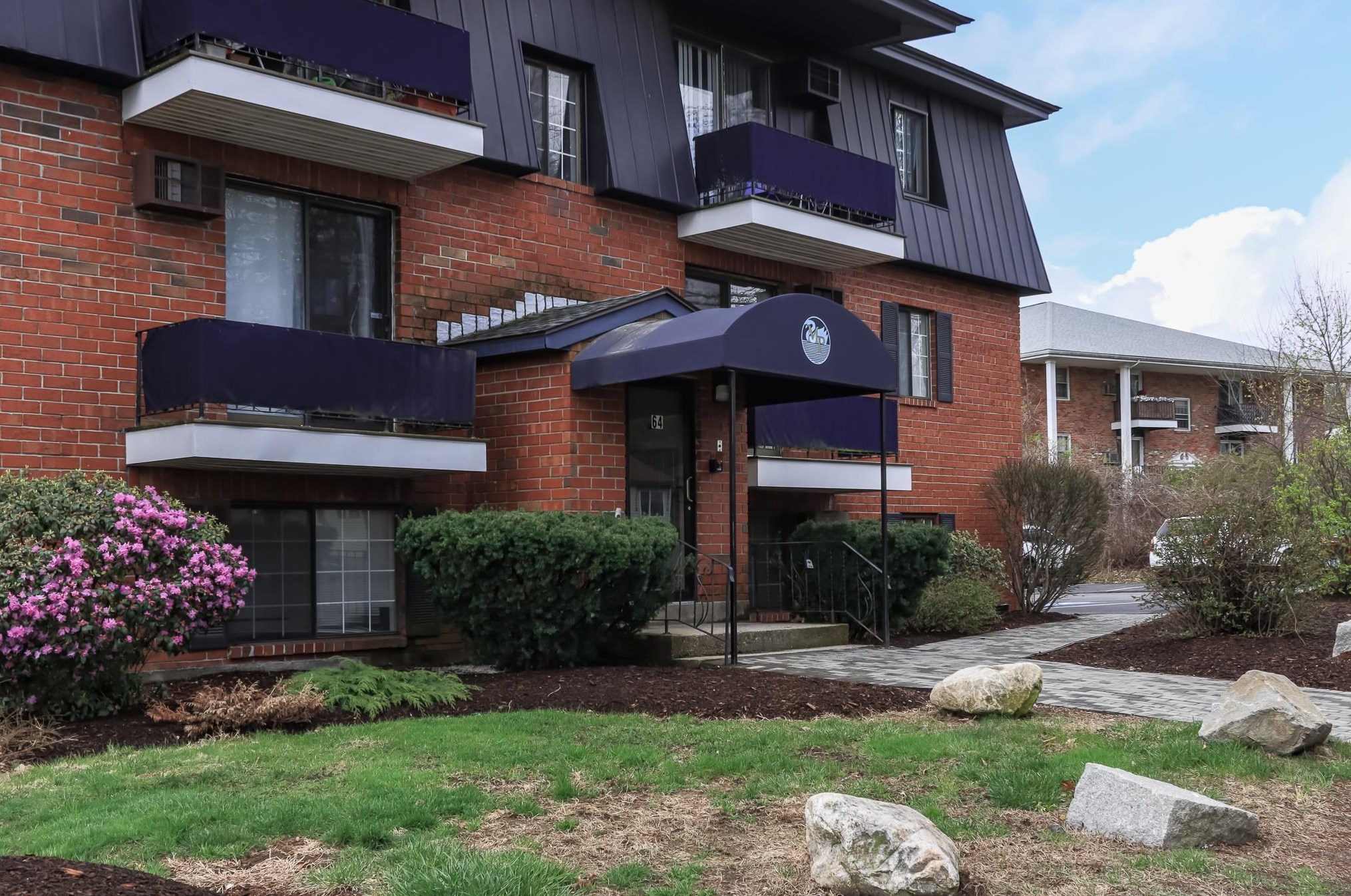 64 Dunbarton Rd, Manchester NH 03102-2588 exterior