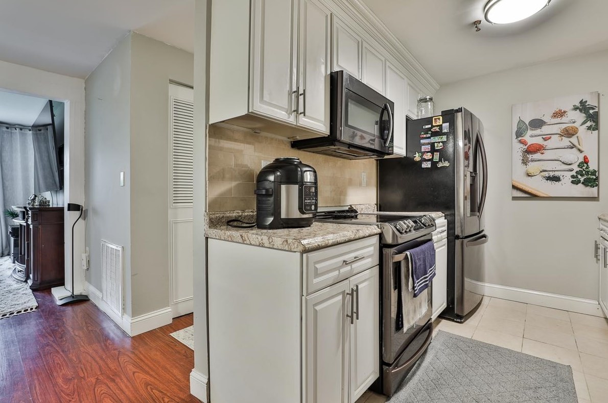 525 Abbott Farm Ln, Hudson NH  03051-3686 exterior