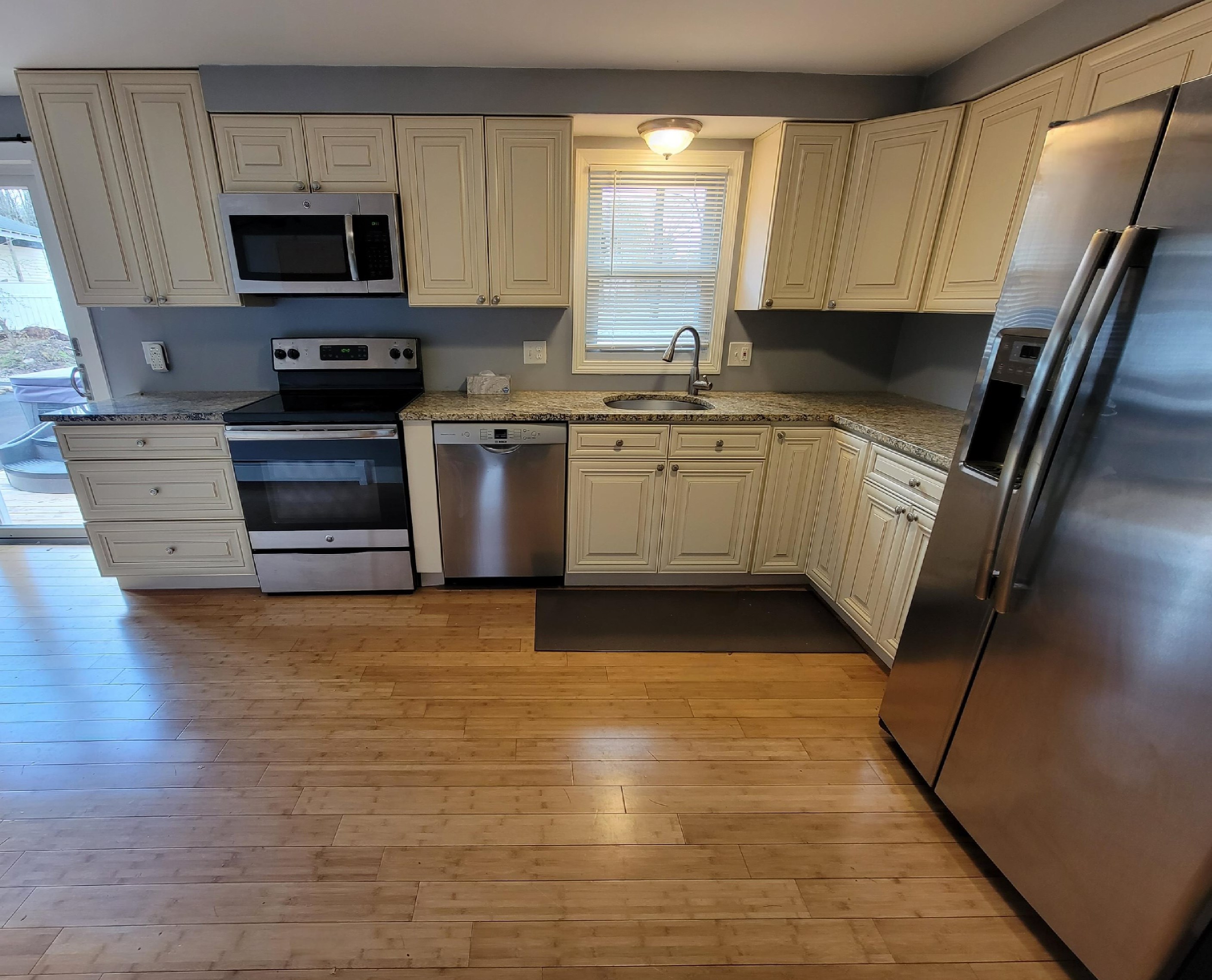 9 Pleasant View Dr, Manchester NH  03106-1635 exterior