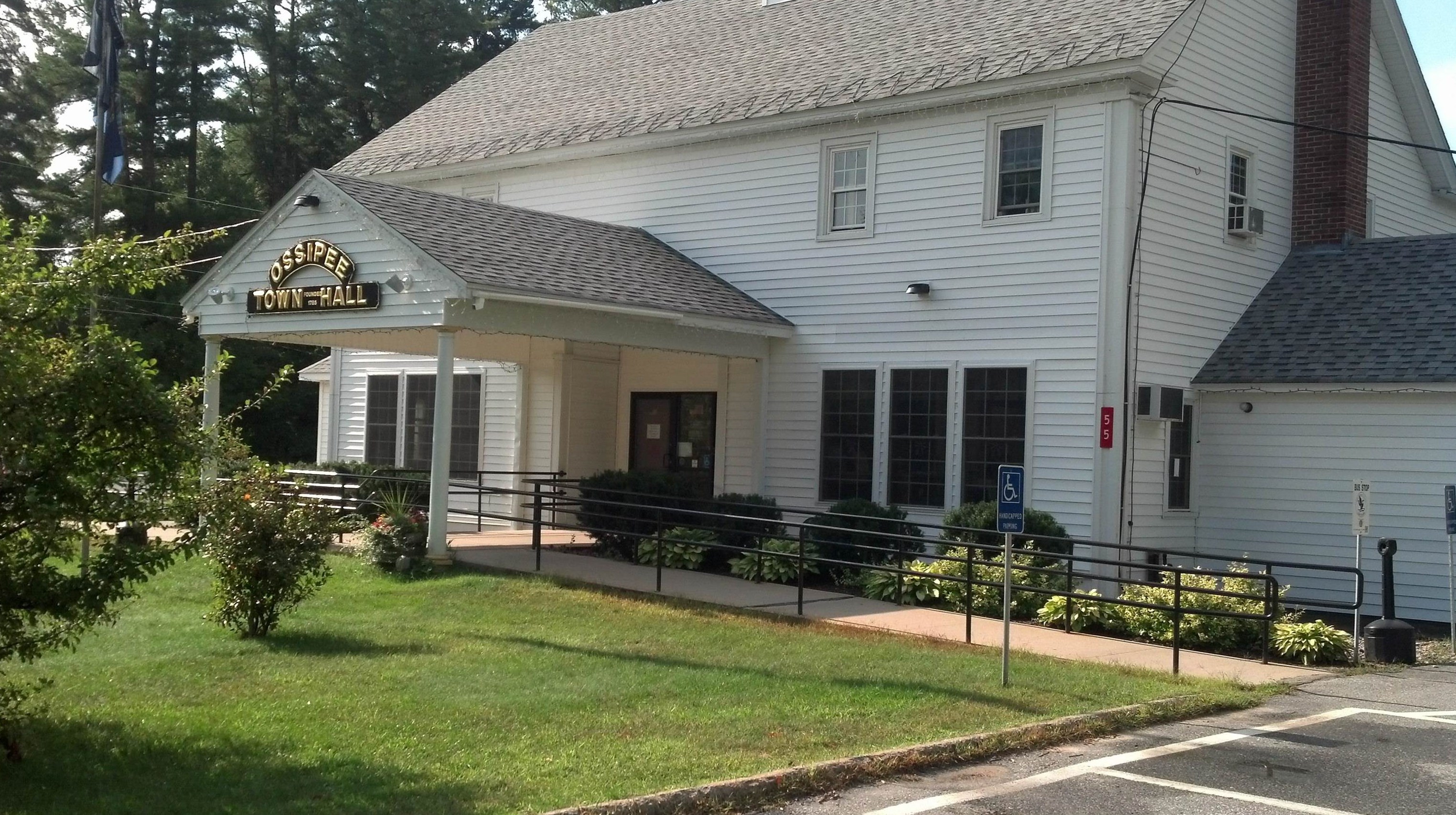 32 Barrington Cir, Ctr Ossipee NH  03814-7103 exterior