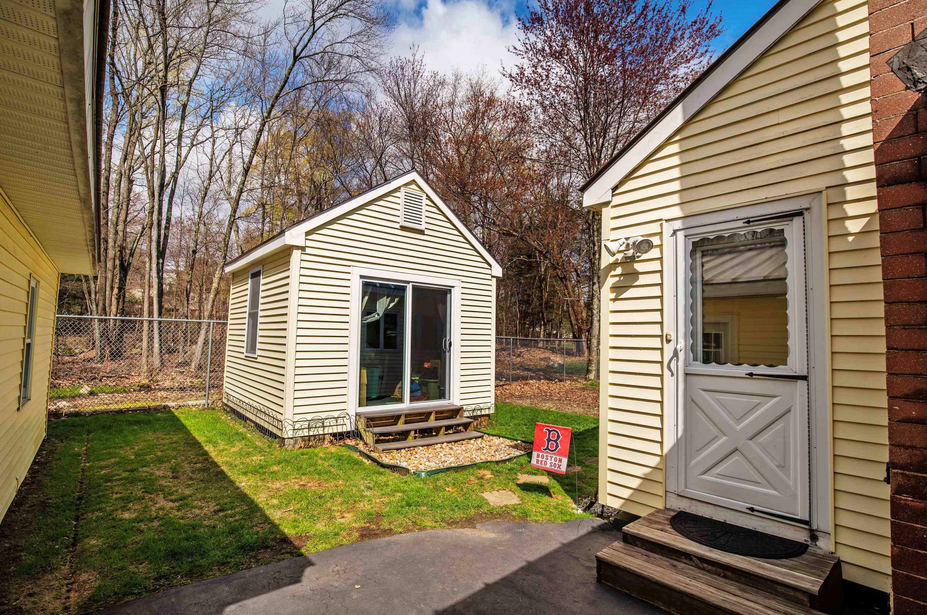 1630 Lake Shore Rd, Manchester NH  03109-5711 exterior