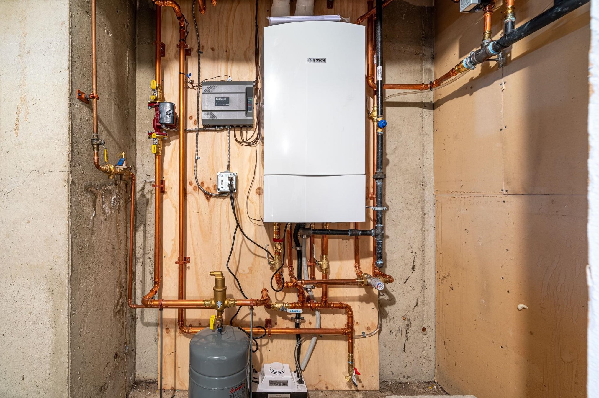 18 Julia Dr, Manchester NH  03106-2223 exterior