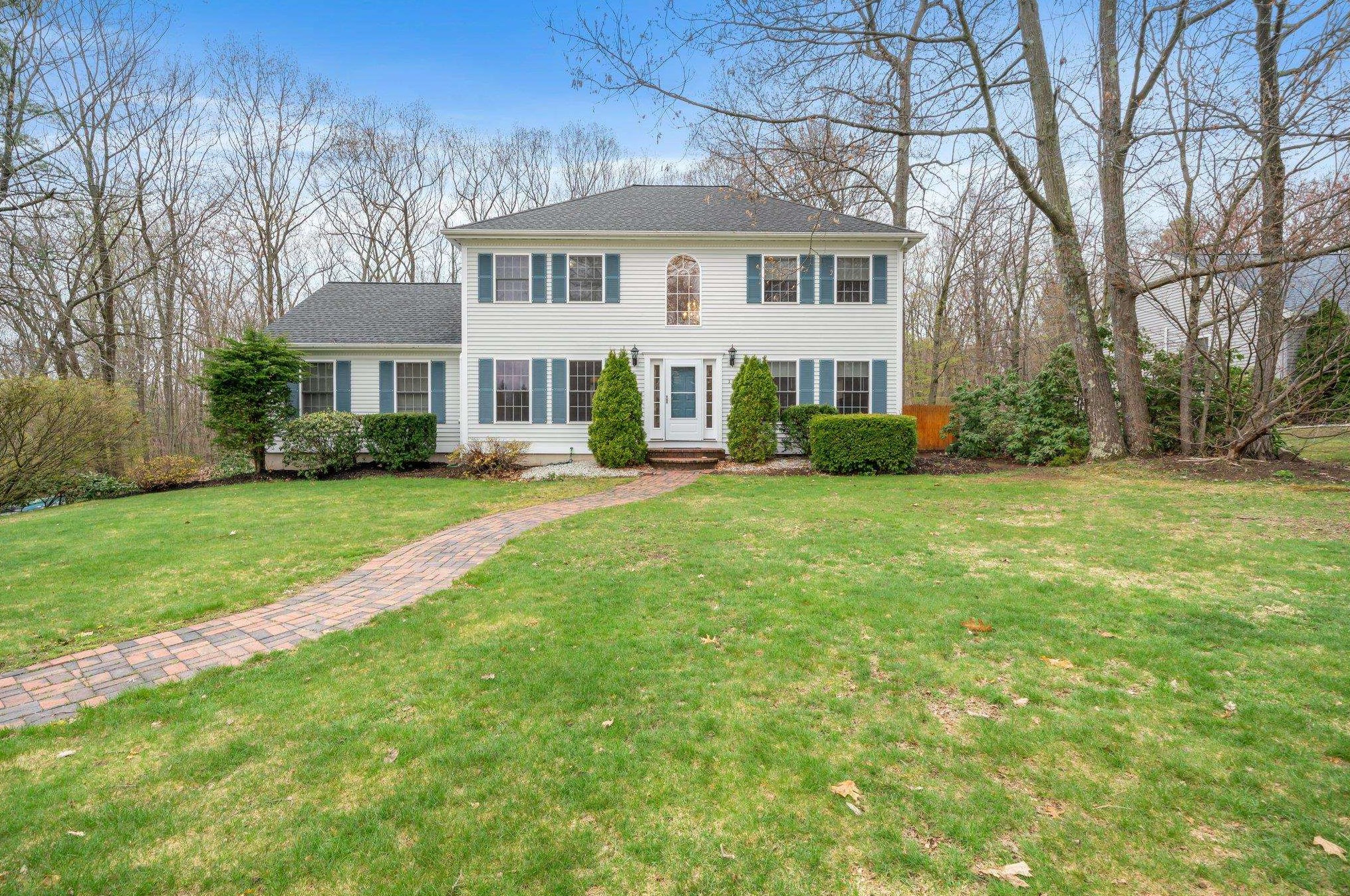 18 Julia Dr, Manchester NH  03106-2223 exterior