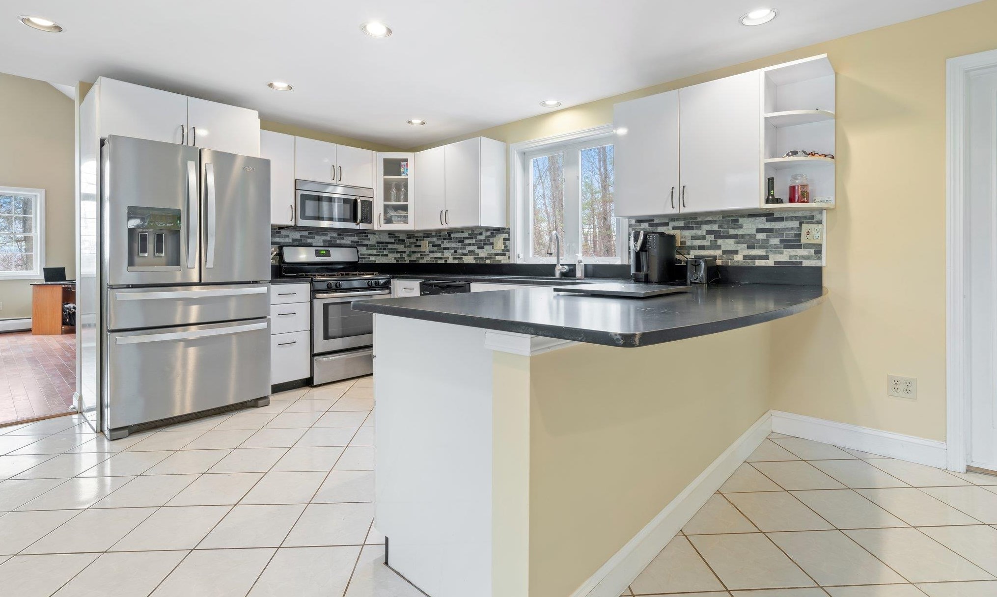 18 Julia Dr, Manchester NH  03106-2223 exterior