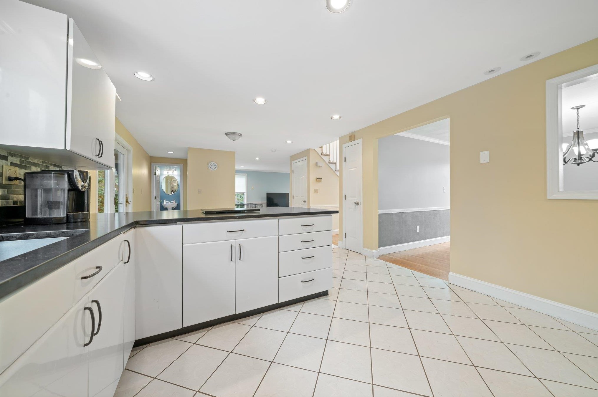 18 Julia Dr, Manchester NH  03106-2223 exterior