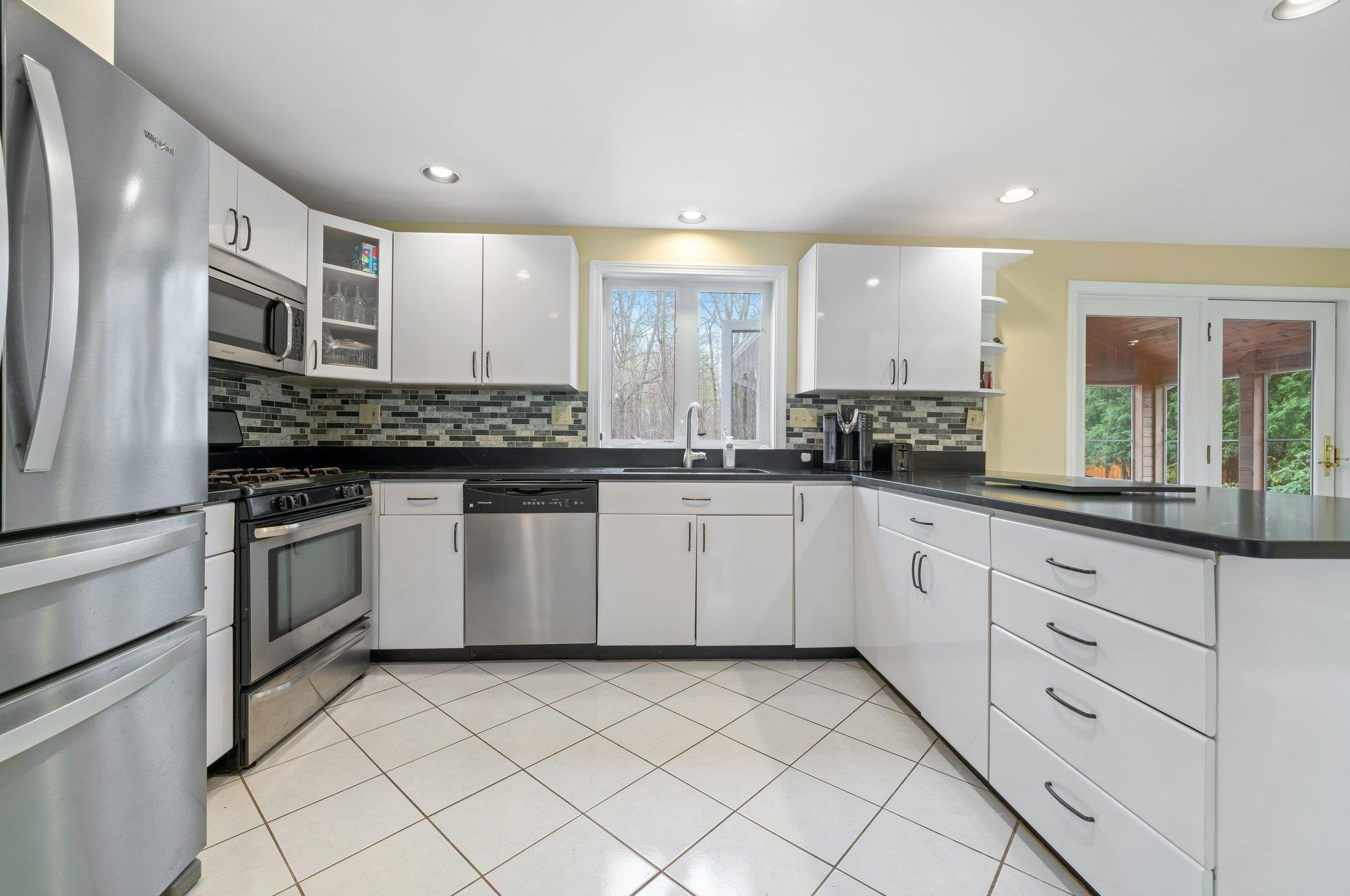 18 Julia Dr, Manchester NH  03106-2223 exterior