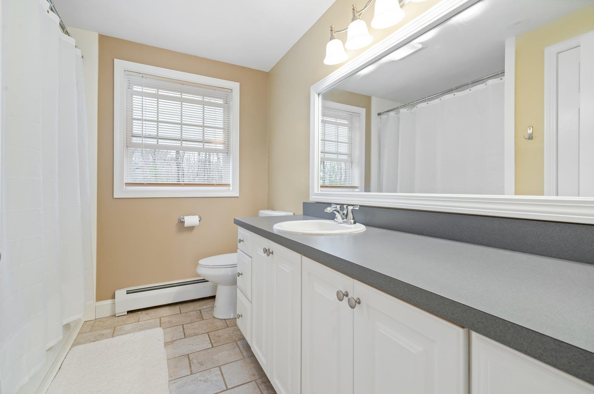 18 Julia Dr, Manchester NH  03106-2223 exterior