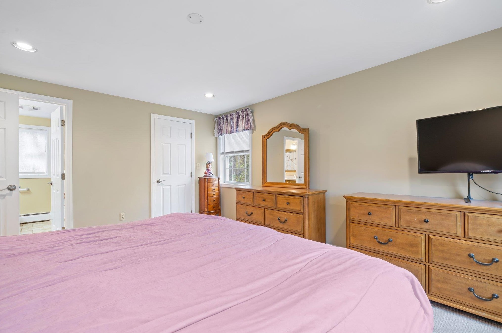 18 Julia Dr, Manchester NH  03106-2223 exterior