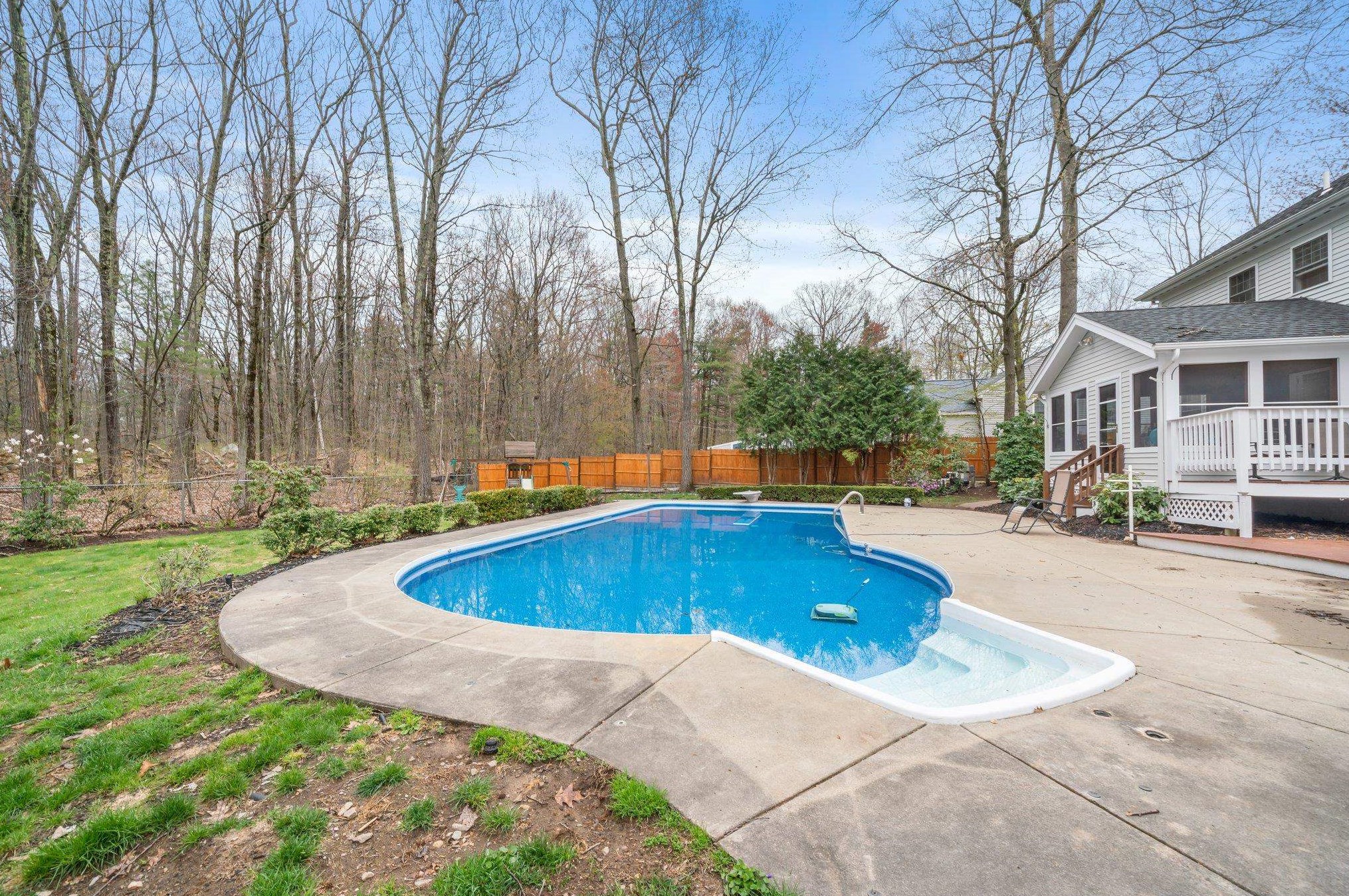 18 Julia Dr, Manchester NH  03106-2223 exterior