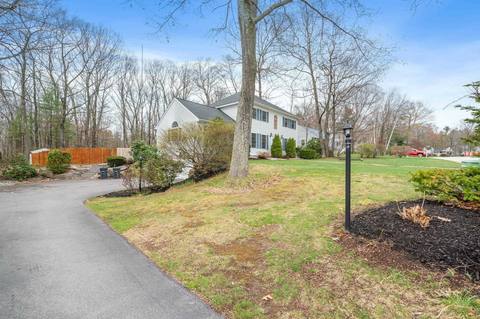 18 Julia Dr, Manchester NH  03106-2223 exterior