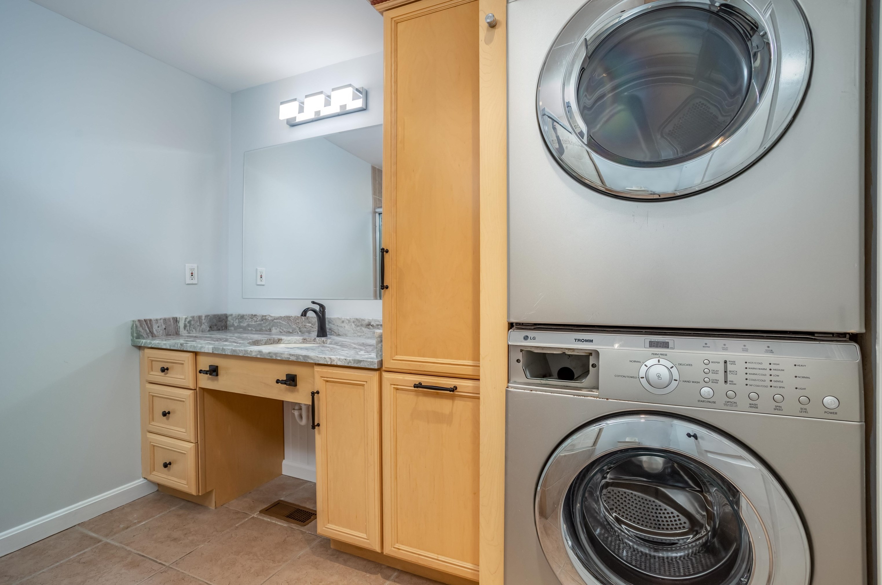 195 High Ridge Rd, Manchester NH  03104-3930 exterior