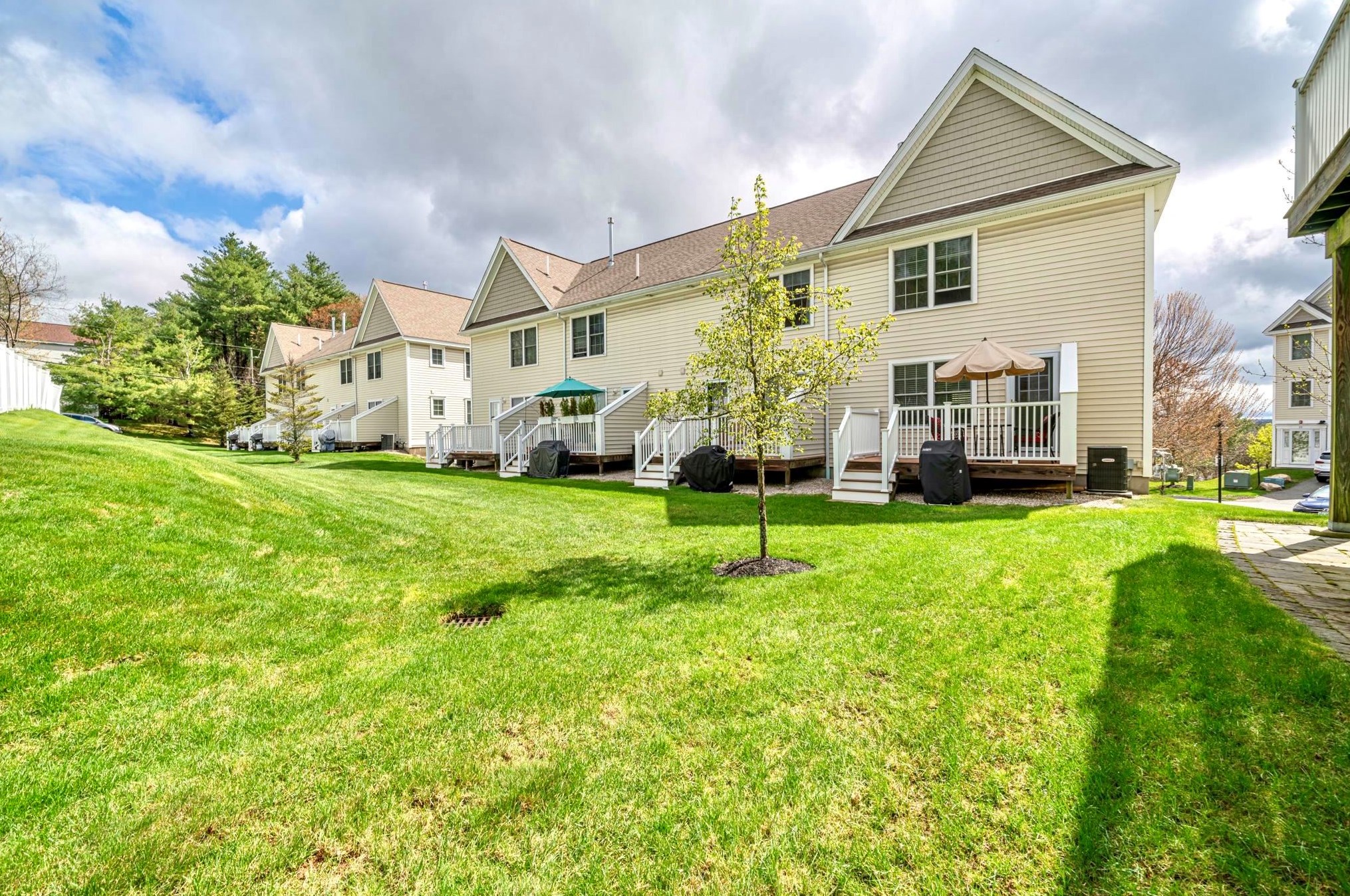 27 Hartshorn Way, Manchester NH 03109-5241 exterior