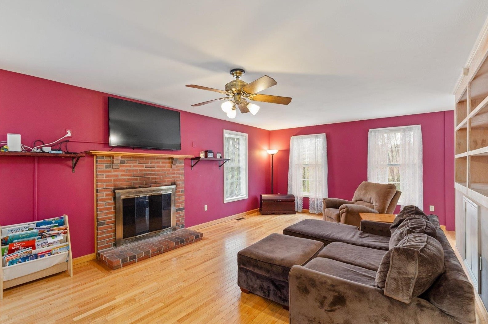 57 Kienia Rd, Hudson NH  03051-3146 exterior