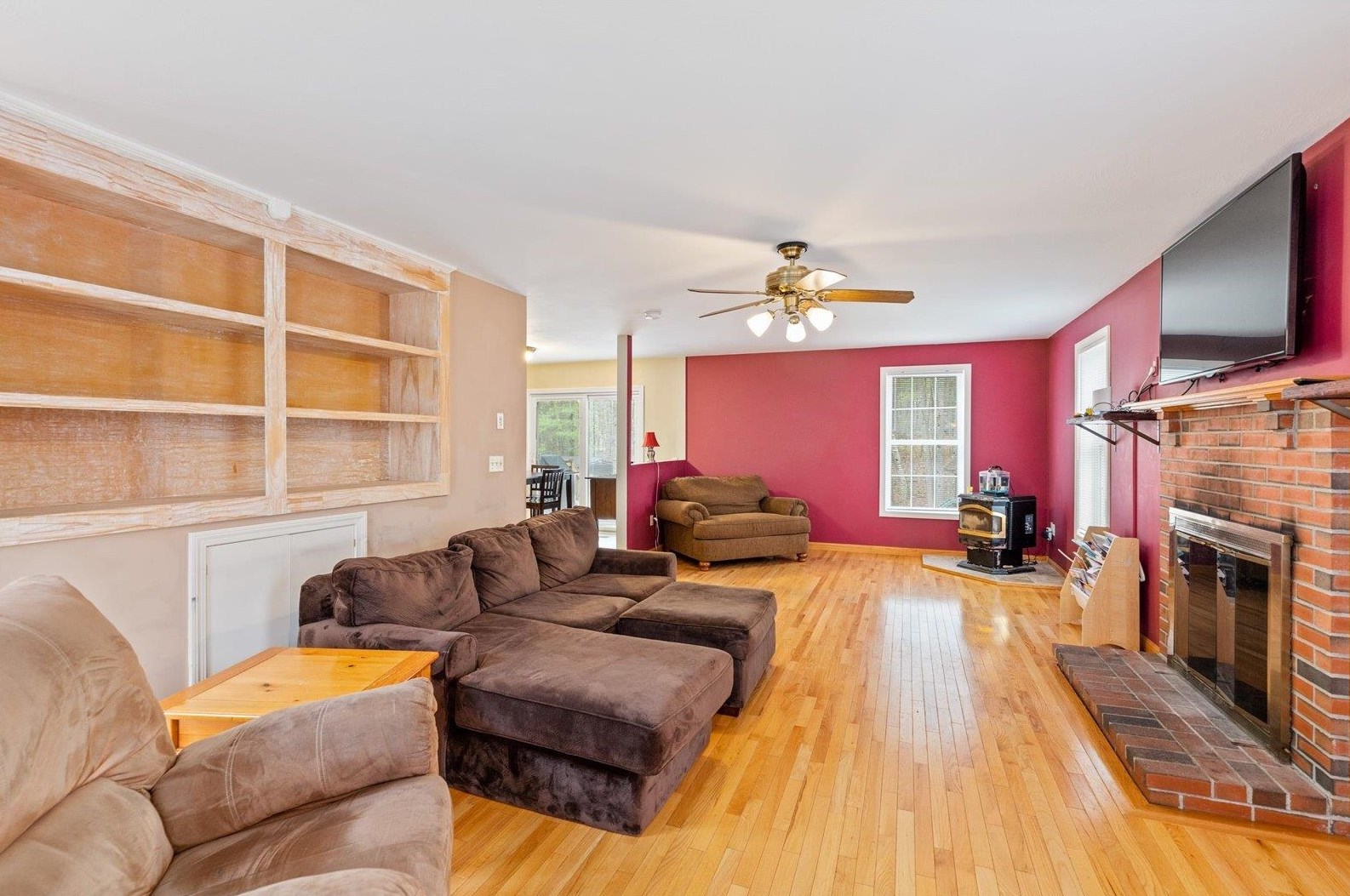 57 Kienia Rd, Hudson NH  03051-3146 exterior