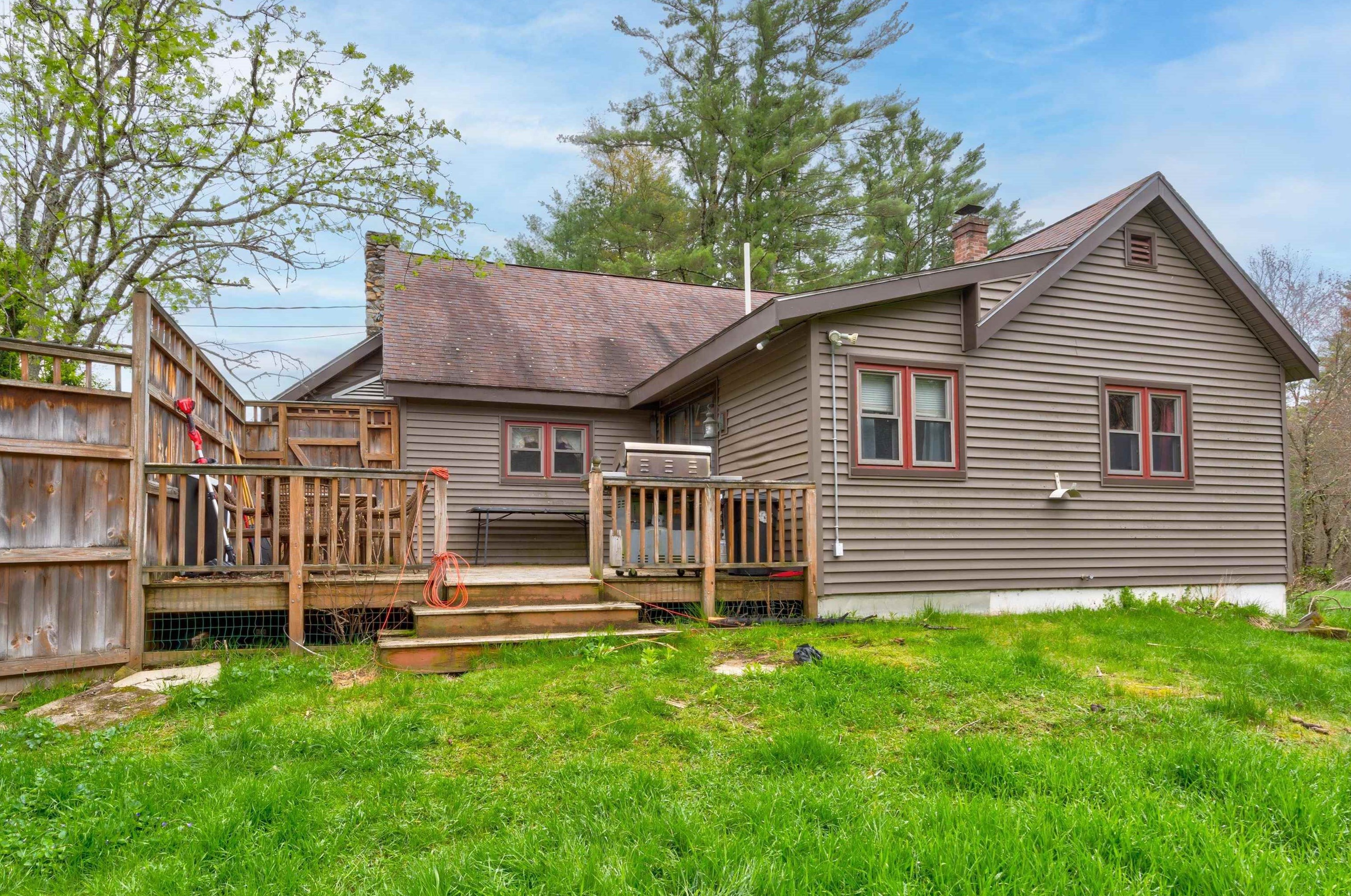 184 Stage Rd, Nottingham NH  03290-6408 exterior