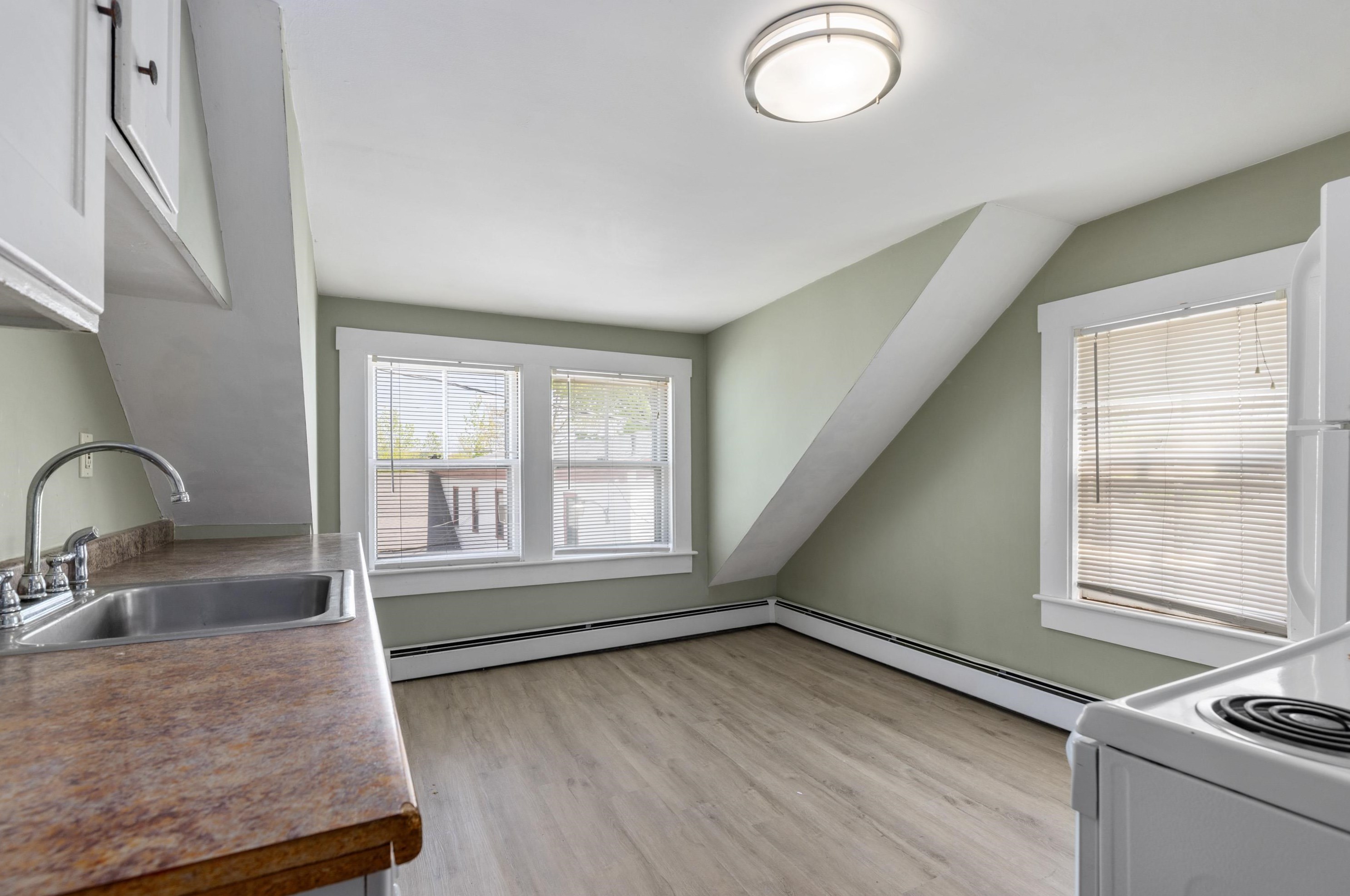 29 Central St, Newmarket NH 03857-1604 exterior