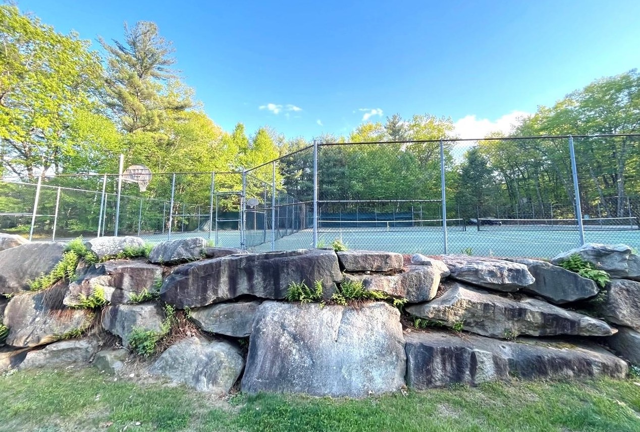 1465 Hooksett Rd, Manchester NH 03106-1860 exterior