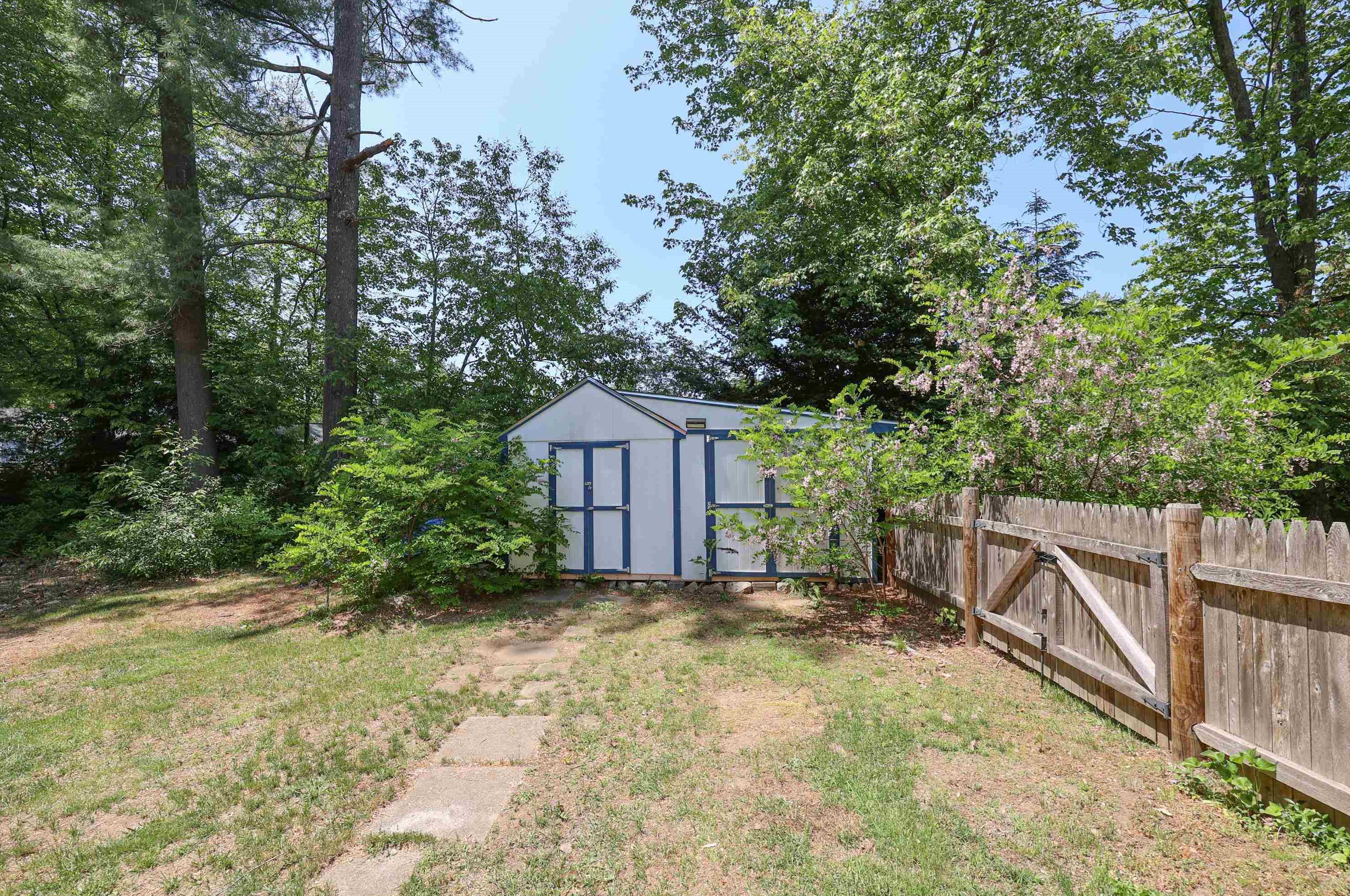 9 Lantern Ln, Merrimack NH 03054-2707 exterior