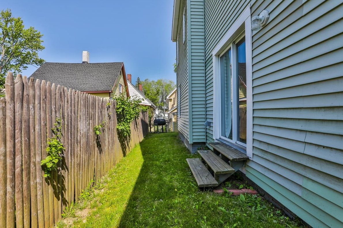 46 Brooklyn Ave, Manchester NH  03103-3706 exterior
