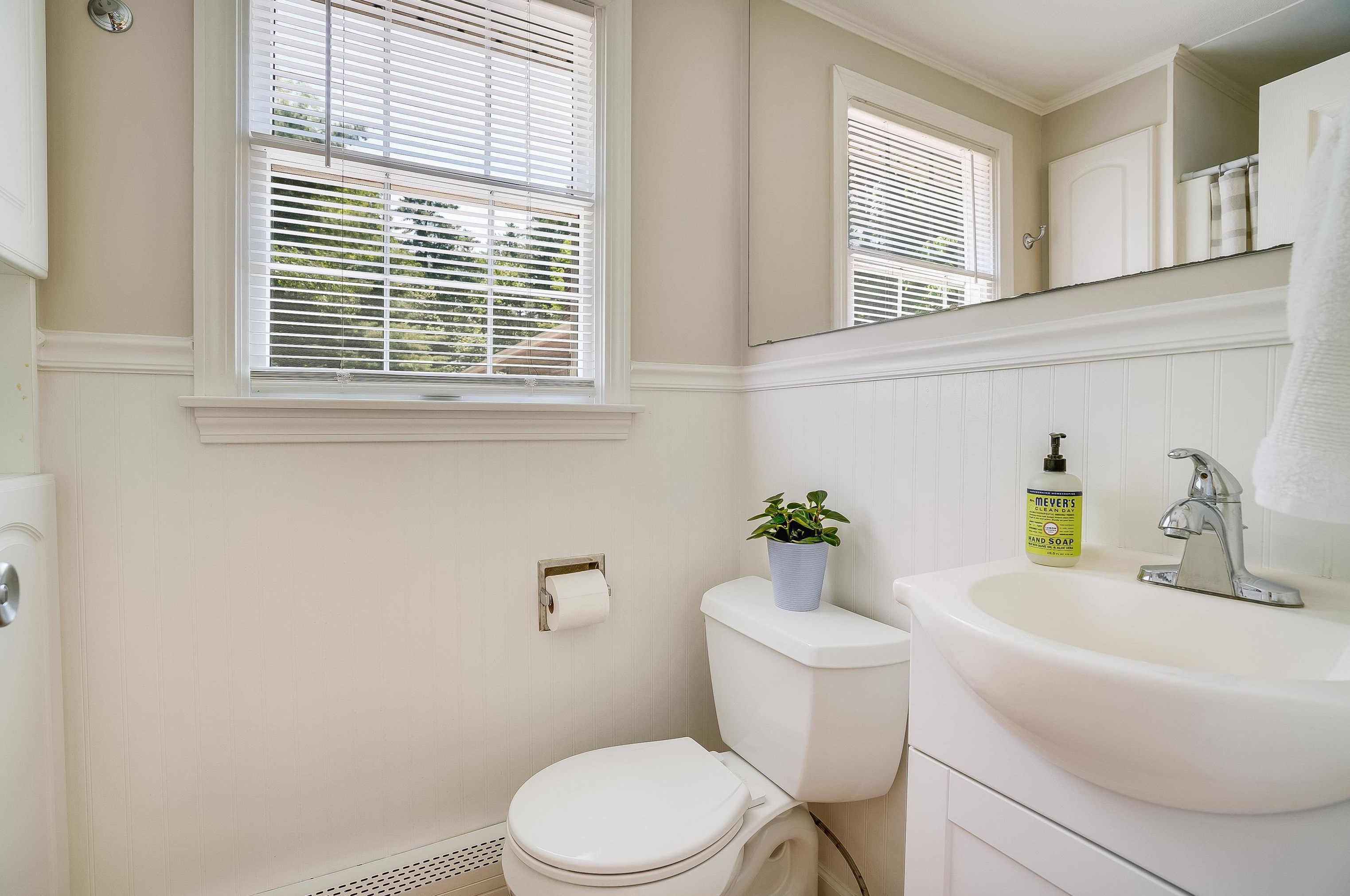 5 Camelot Dr, Manchester NH  03104-1448 exterior