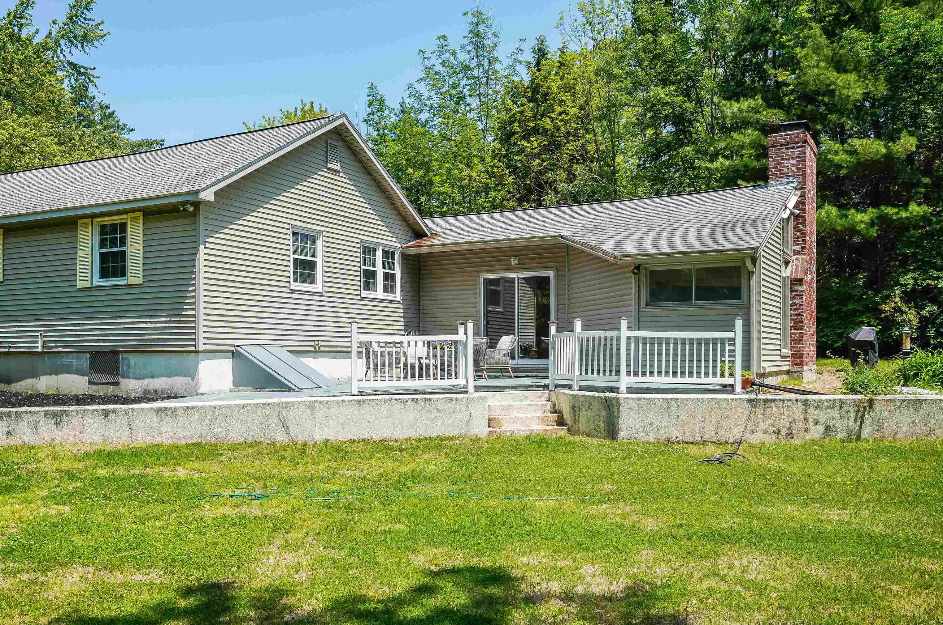 5 Camelot Dr, Manchester NH  03104-1448 exterior