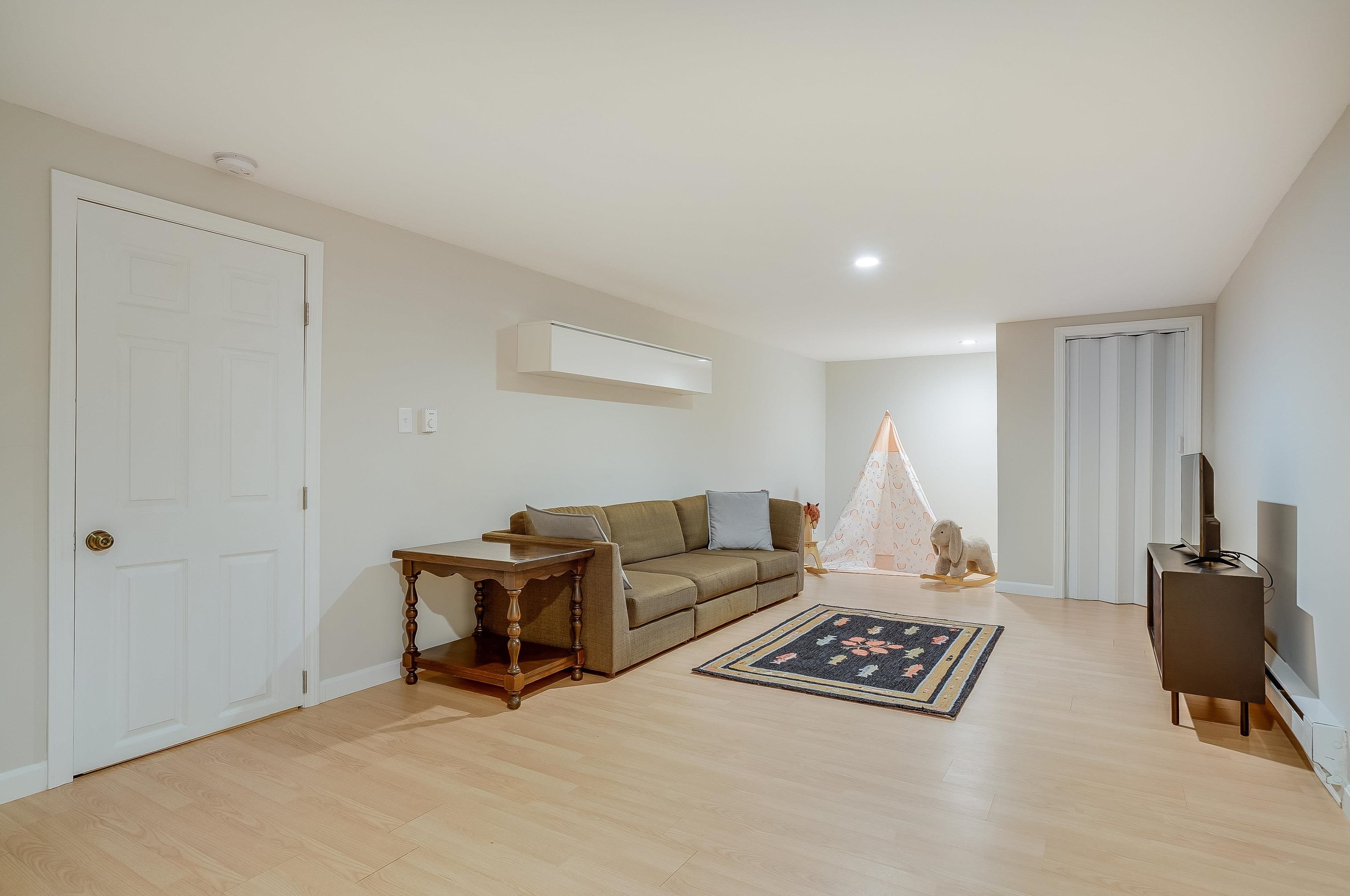 5 Camelot Dr, Manchester NH  03104-1448 exterior