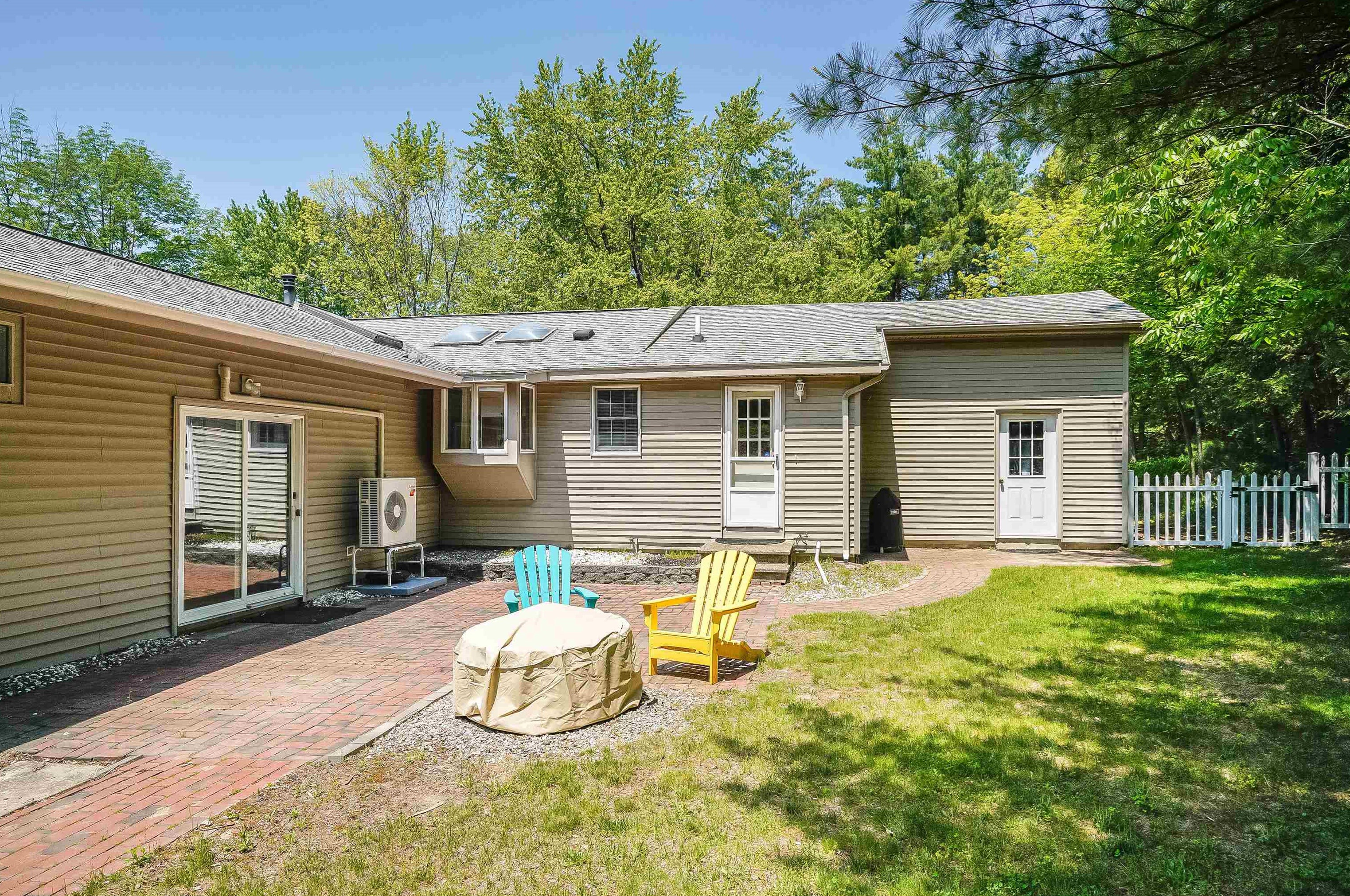 5 Camelot Dr, Manchester NH  03104-1448 exterior