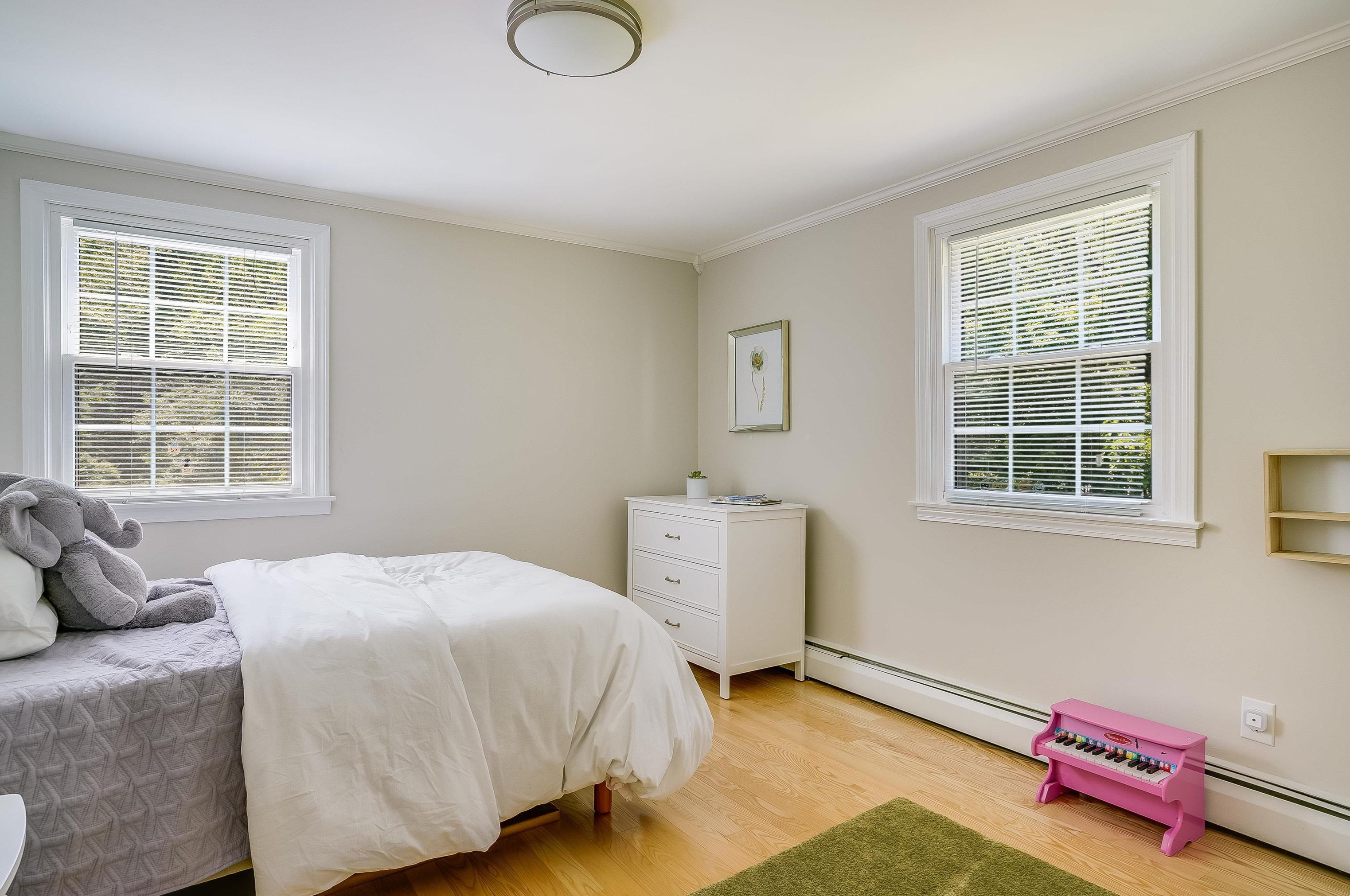 5 Camelot Dr, Manchester NH  03104-1448 exterior