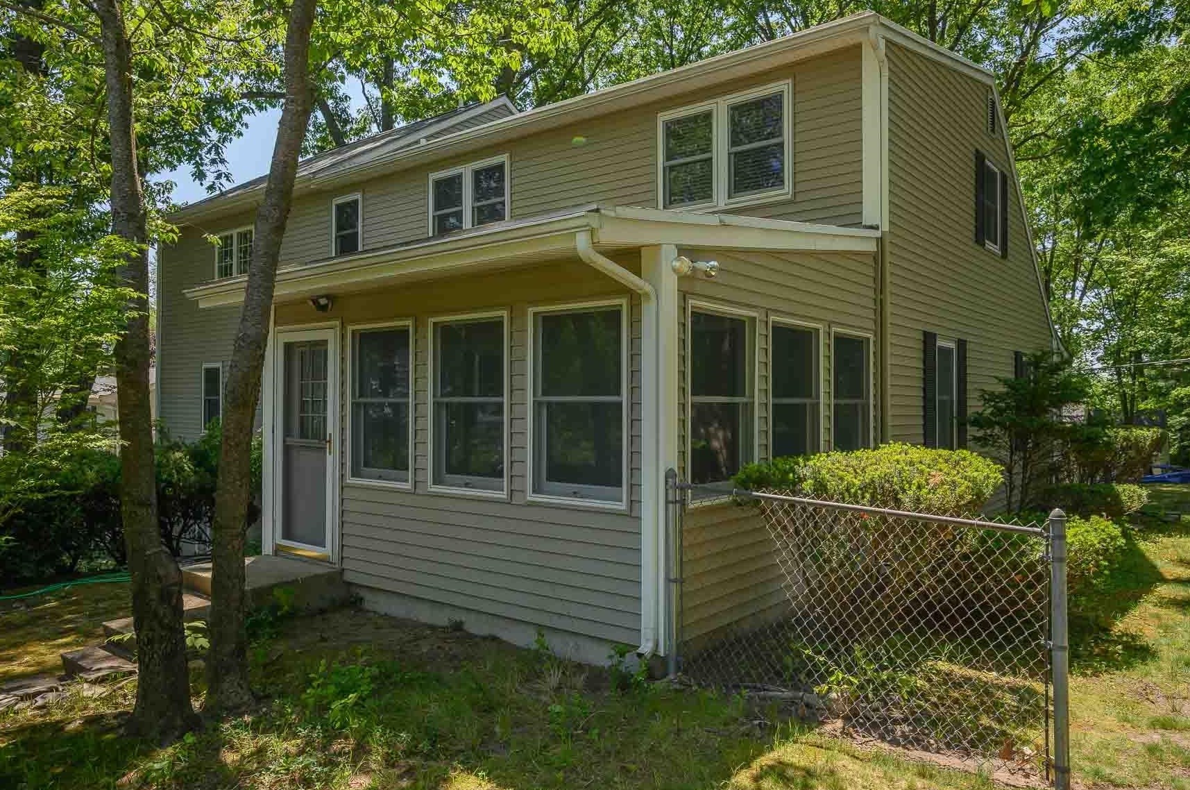 1295 Belmont St, Manchester NH  03104-3415 exterior