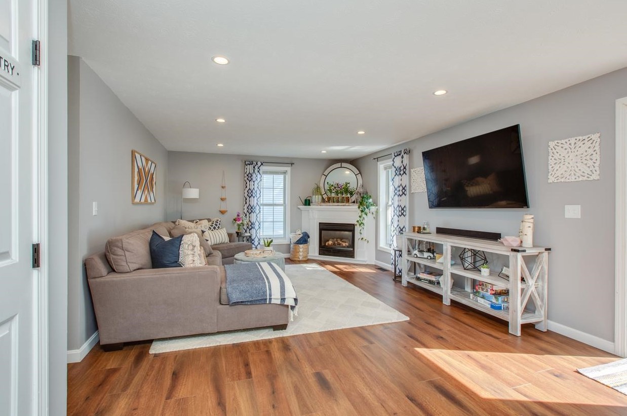 19 Green Meadow Ln, Manchester NH 03110-5546 exterior