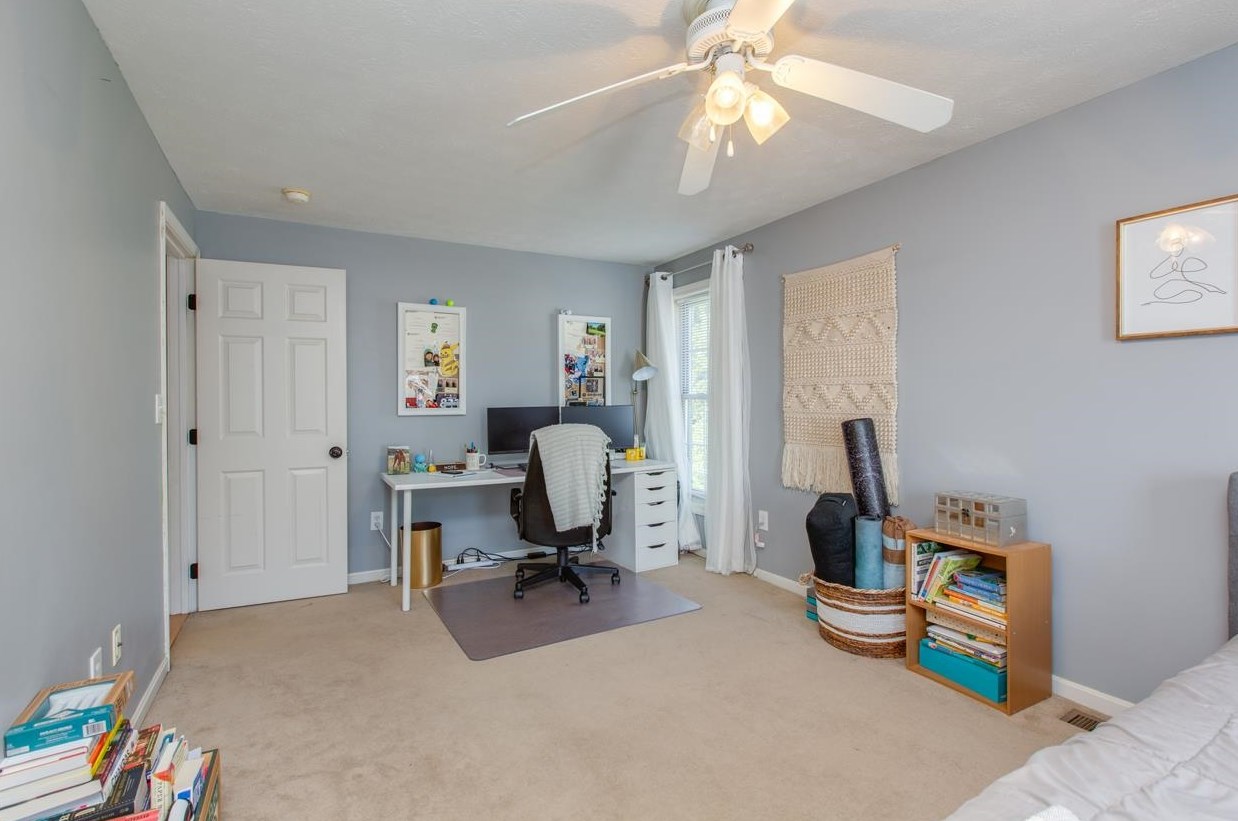 19 Green Meadow Ln, Manchester NH 03110-5546 exterior