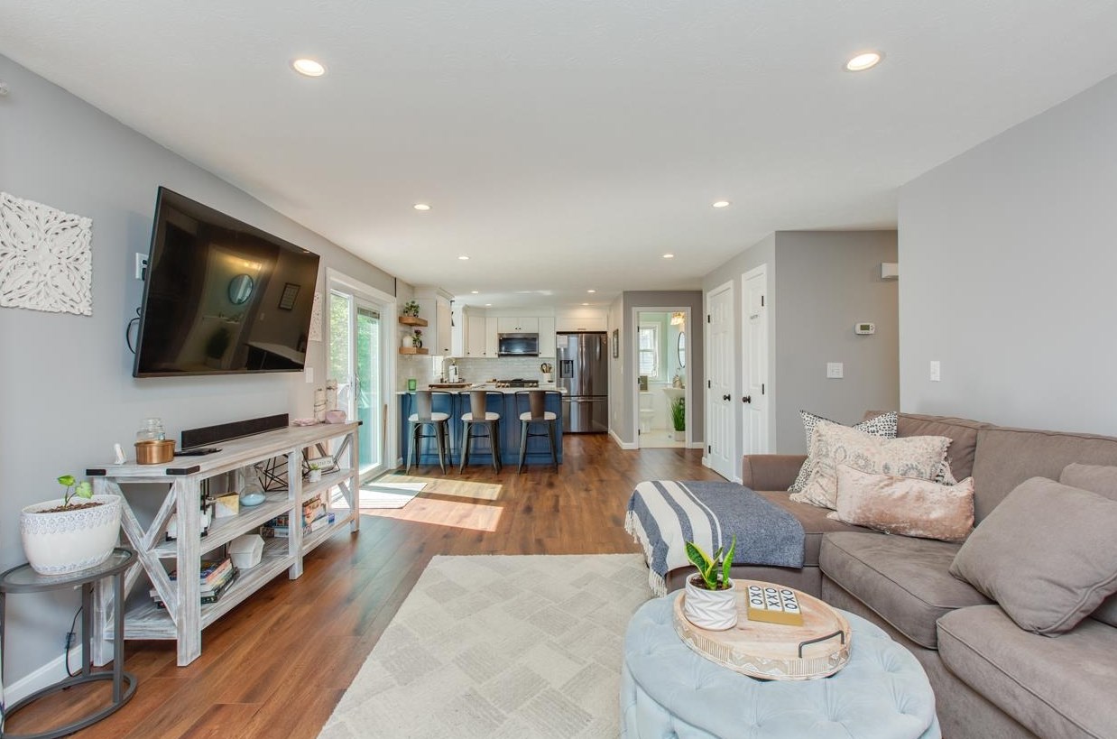 19 Green Meadow Ln, Manchester NH 03110-5546 exterior