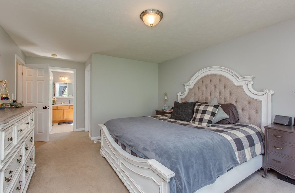 19 Green Meadow Ln, Manchester NH 03110-5546 exterior