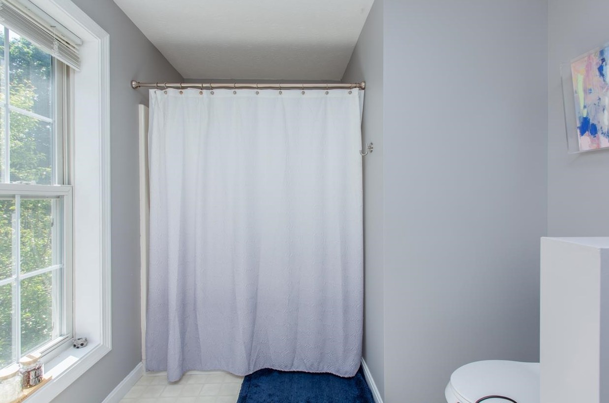 19 Green Meadow Ln, Manchester NH 03110-5546 exterior