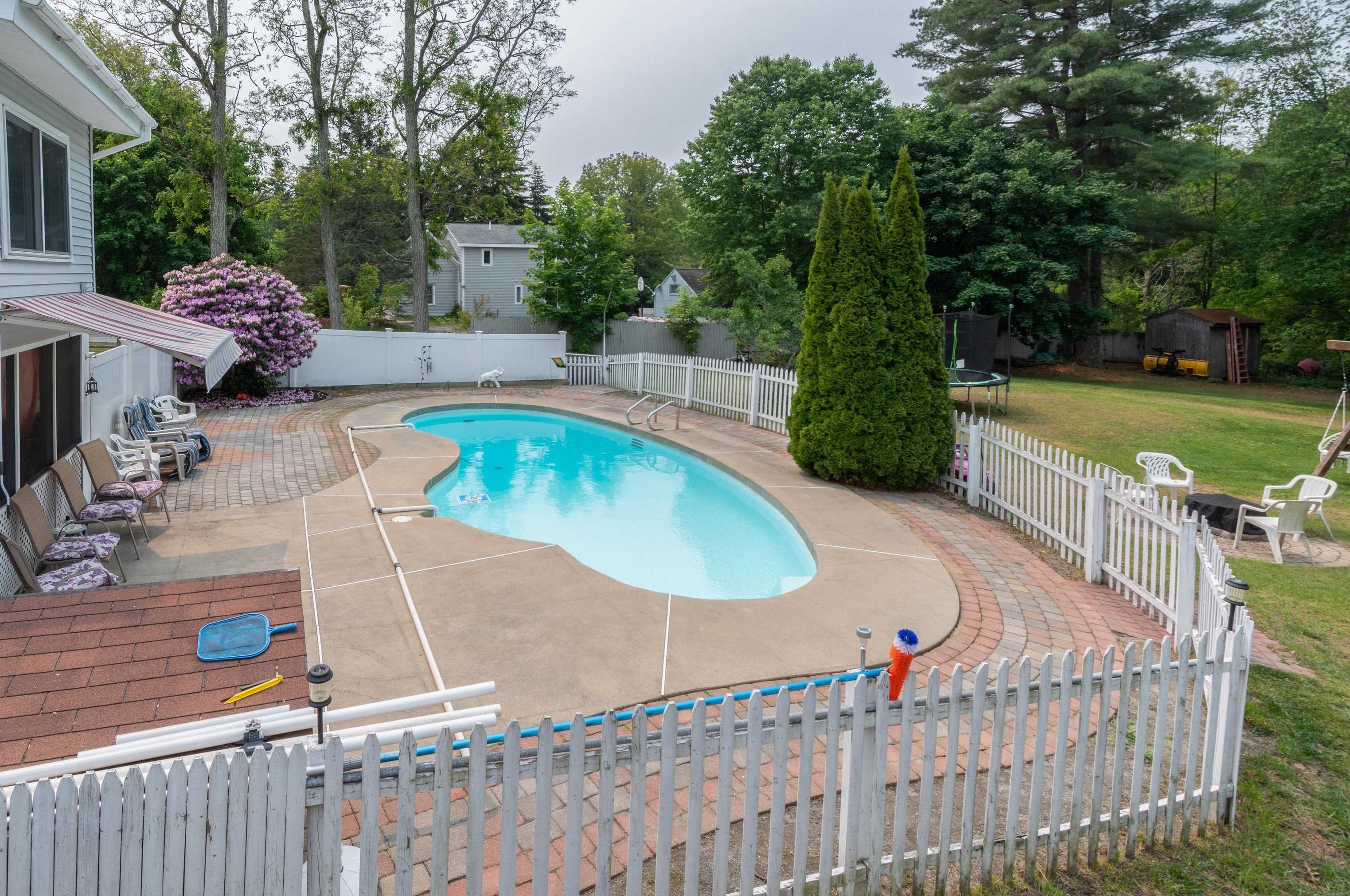 631 Cohas Ave, Manchester NH 03109-5425 exterior