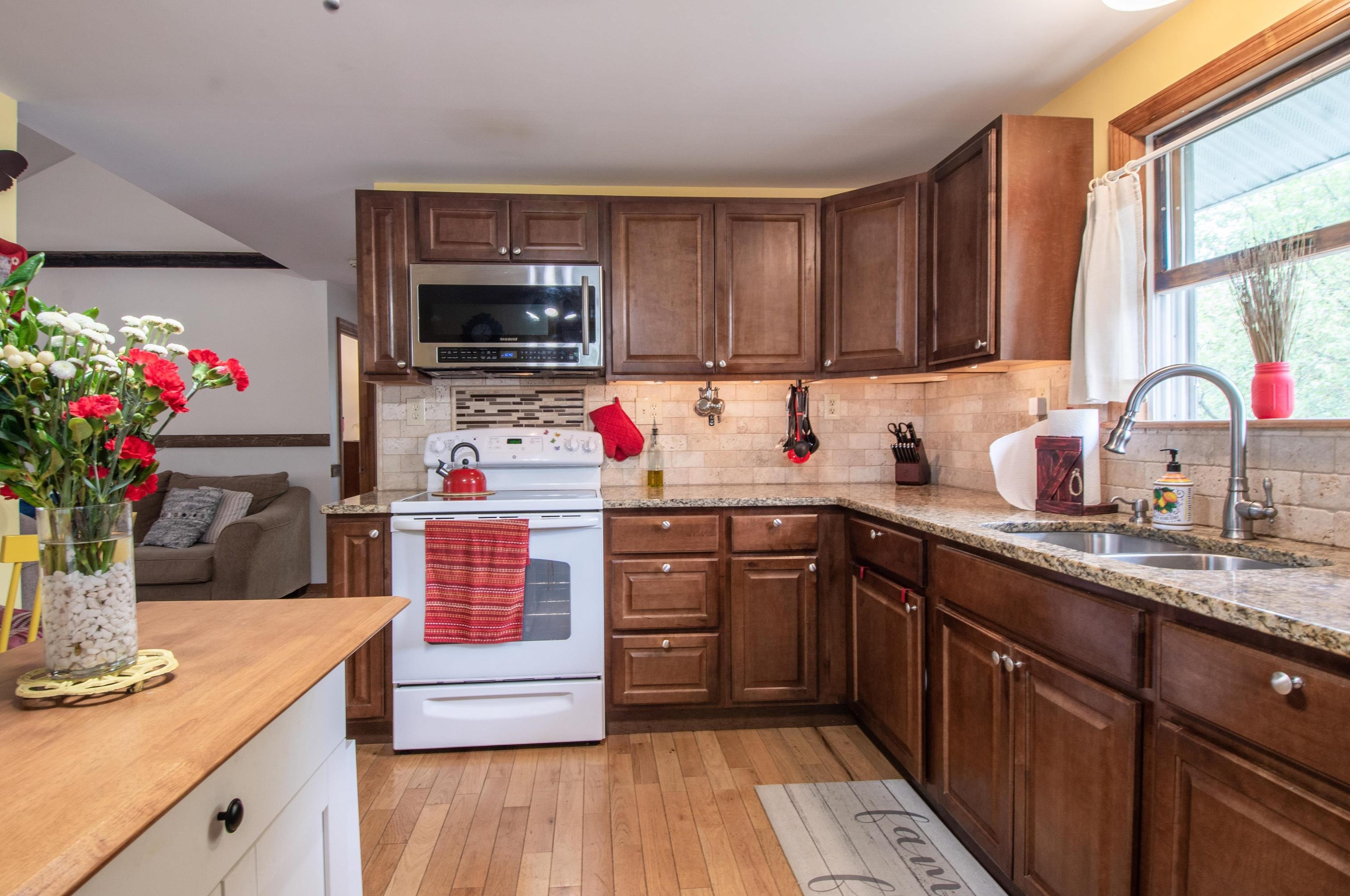 631 Cohas Ave, Manchester NH 03109-5425 exterior