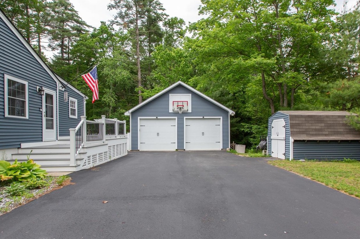 14 Greenfield Dr, Merrimack NH  03054-2620 exterior